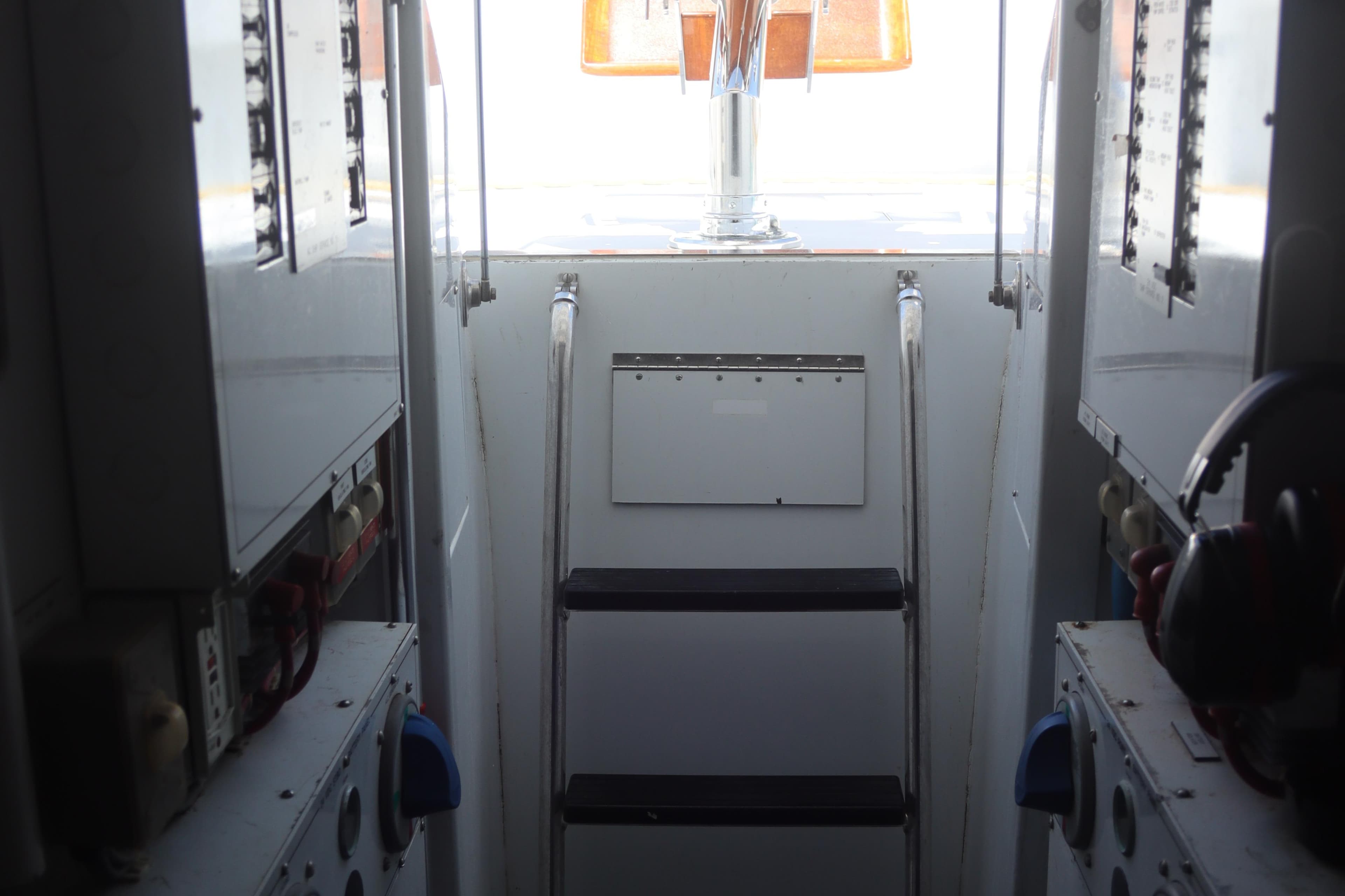 2003 Hatteras 70 Convertible - 50