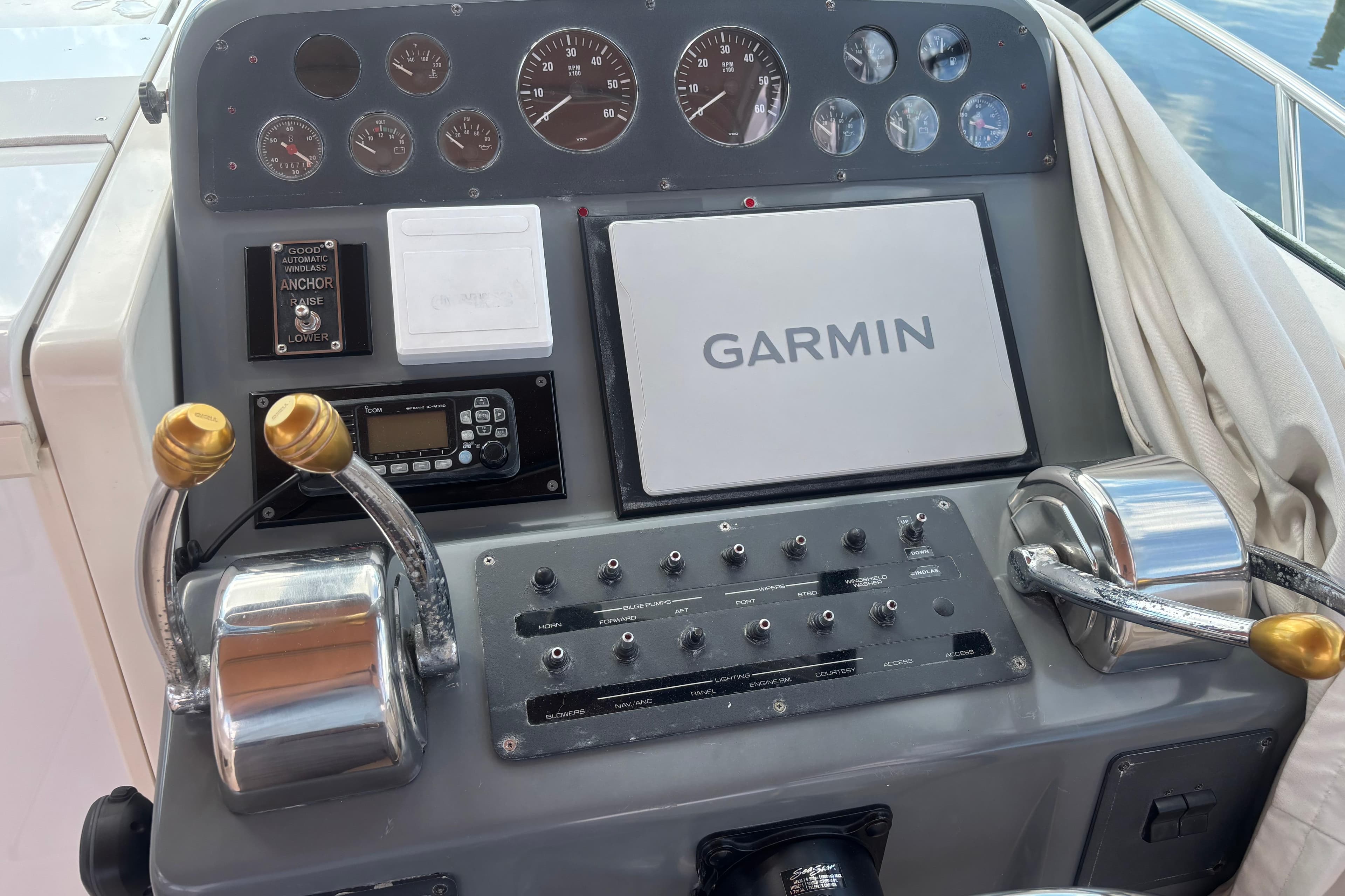 Control panel of a 1998 Tiara Yachts 2900 Coronet with Garmin navigation system.