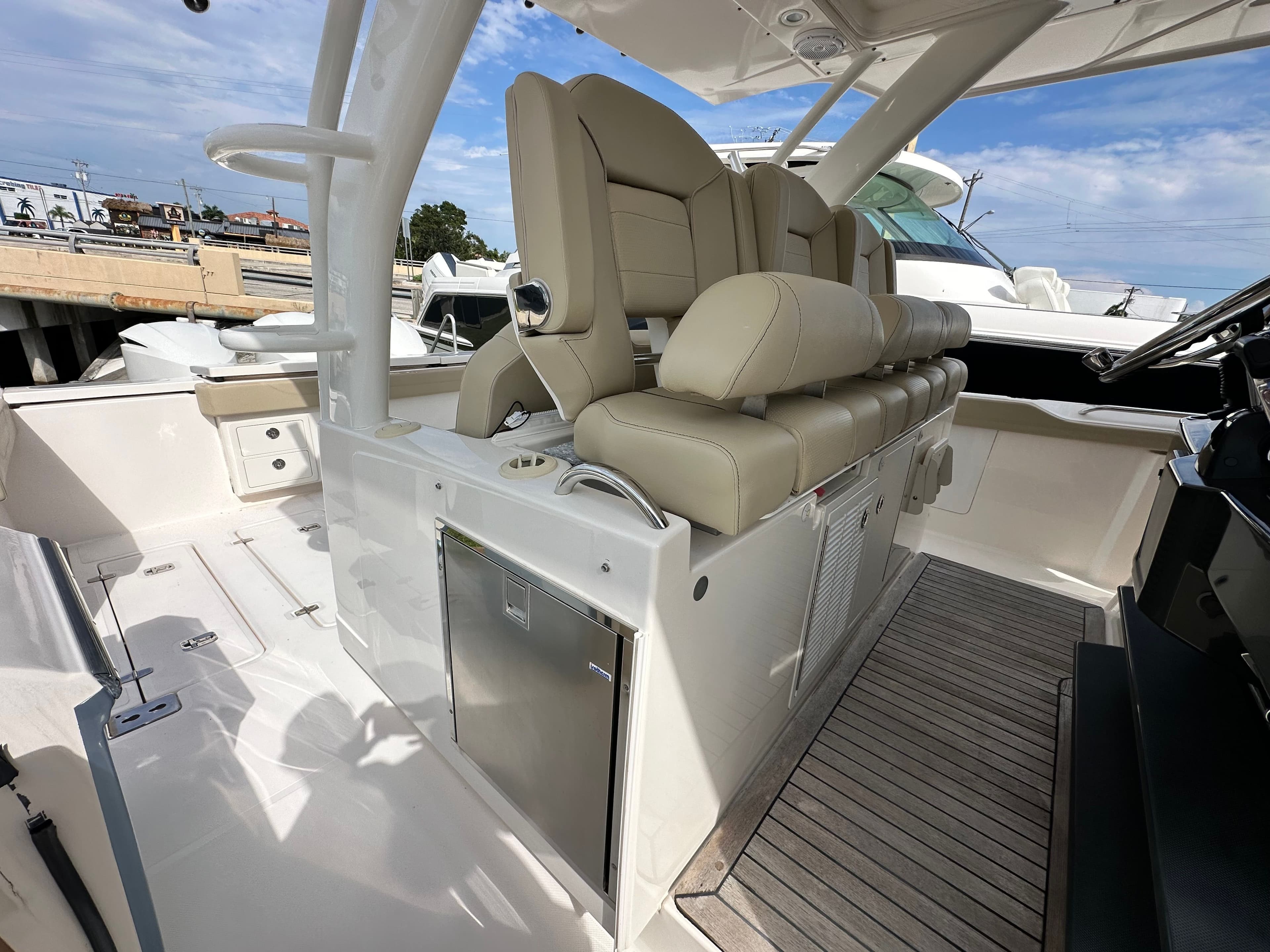 2017 PURSUIT 408 S - Image 12