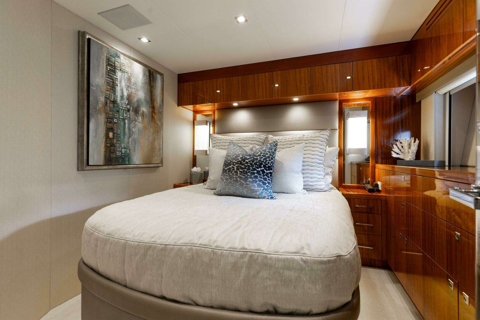 2014 Hatteras 80 - Image 30