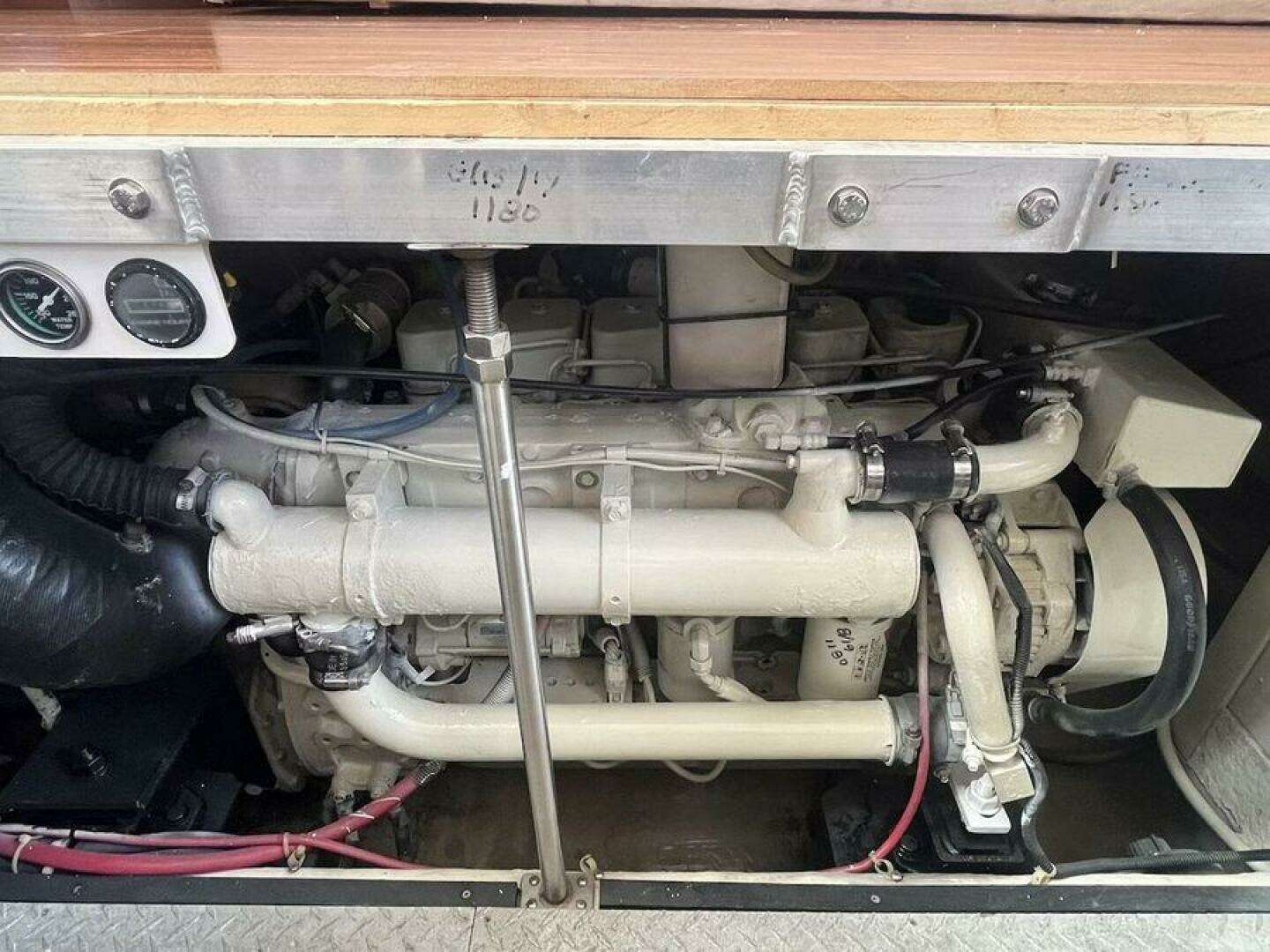 2000 Carver 396 Motor Yacht - Image 32