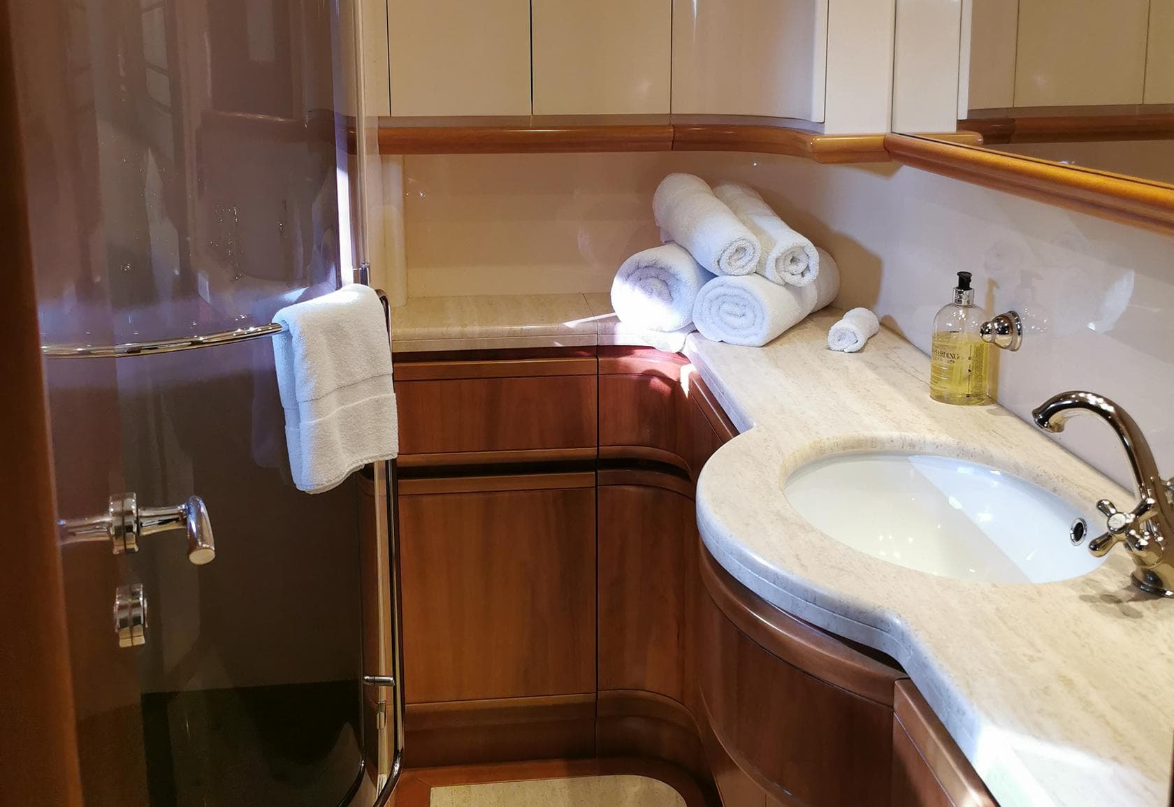 Ferretti Yachts Custom Line 94 - Twin Cabin En Suite