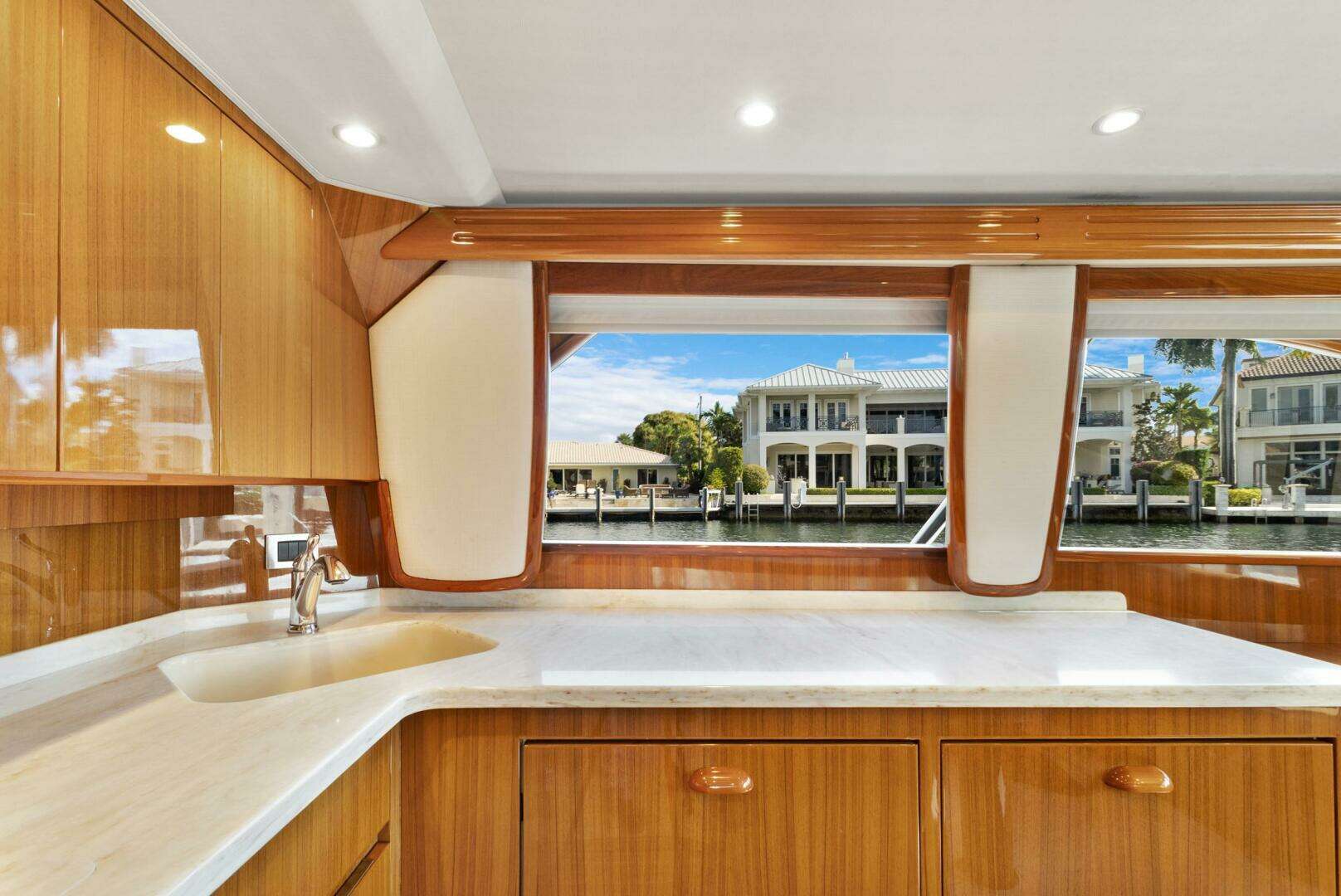 2015 Viking 46 Convertible - Image 9