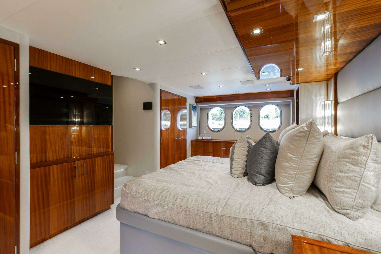 2014 Hatteras 80 - Image 48