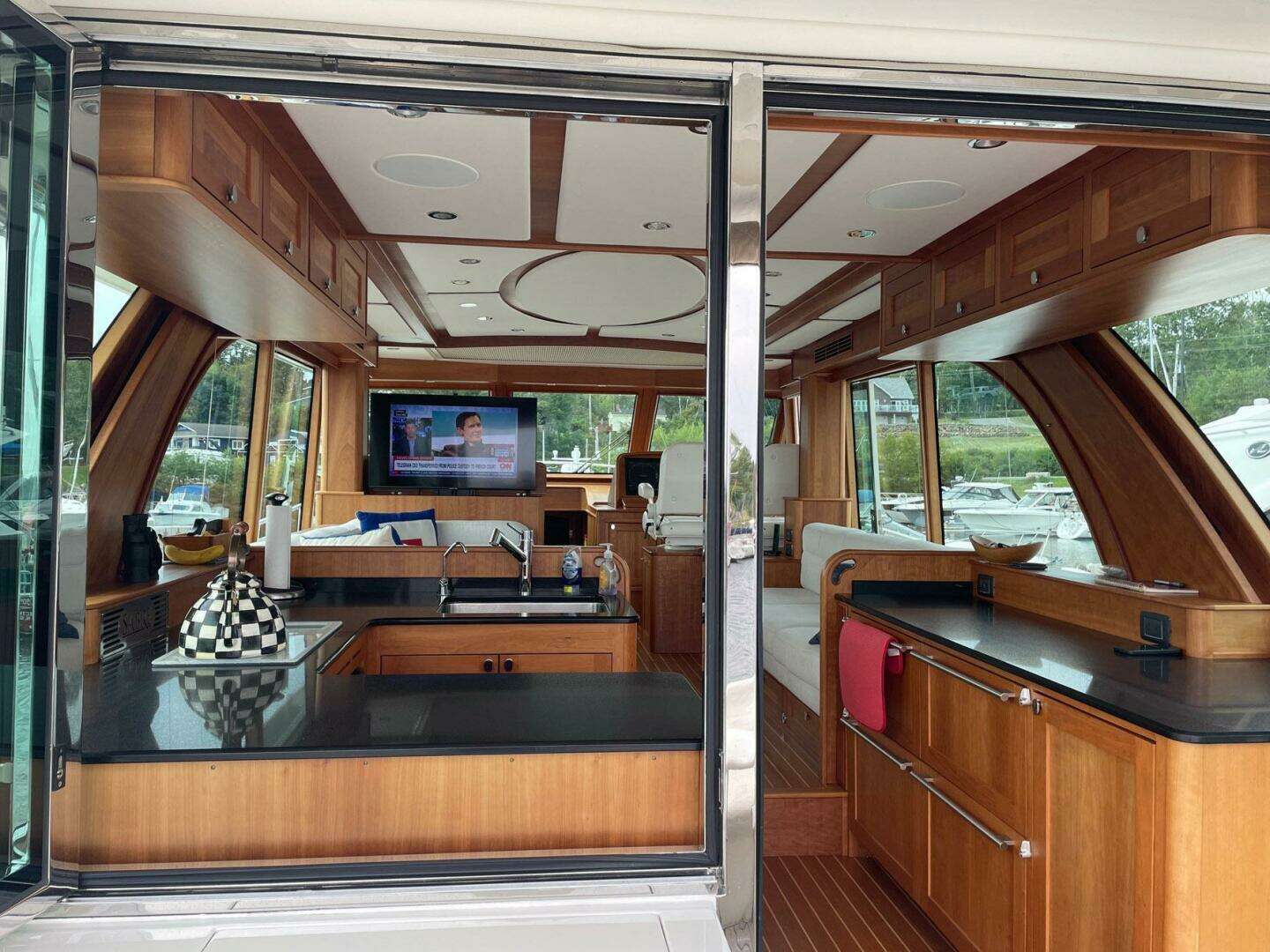 2021 Sabre 58 Salon Express - Image 5