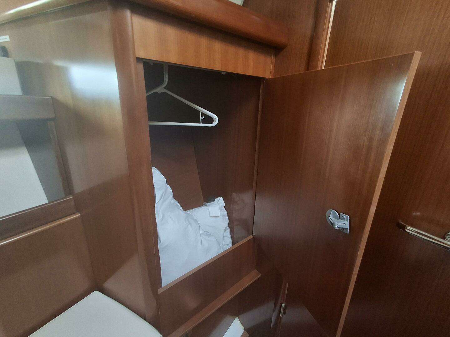 2006 Beneteau 393/403 - Image 18