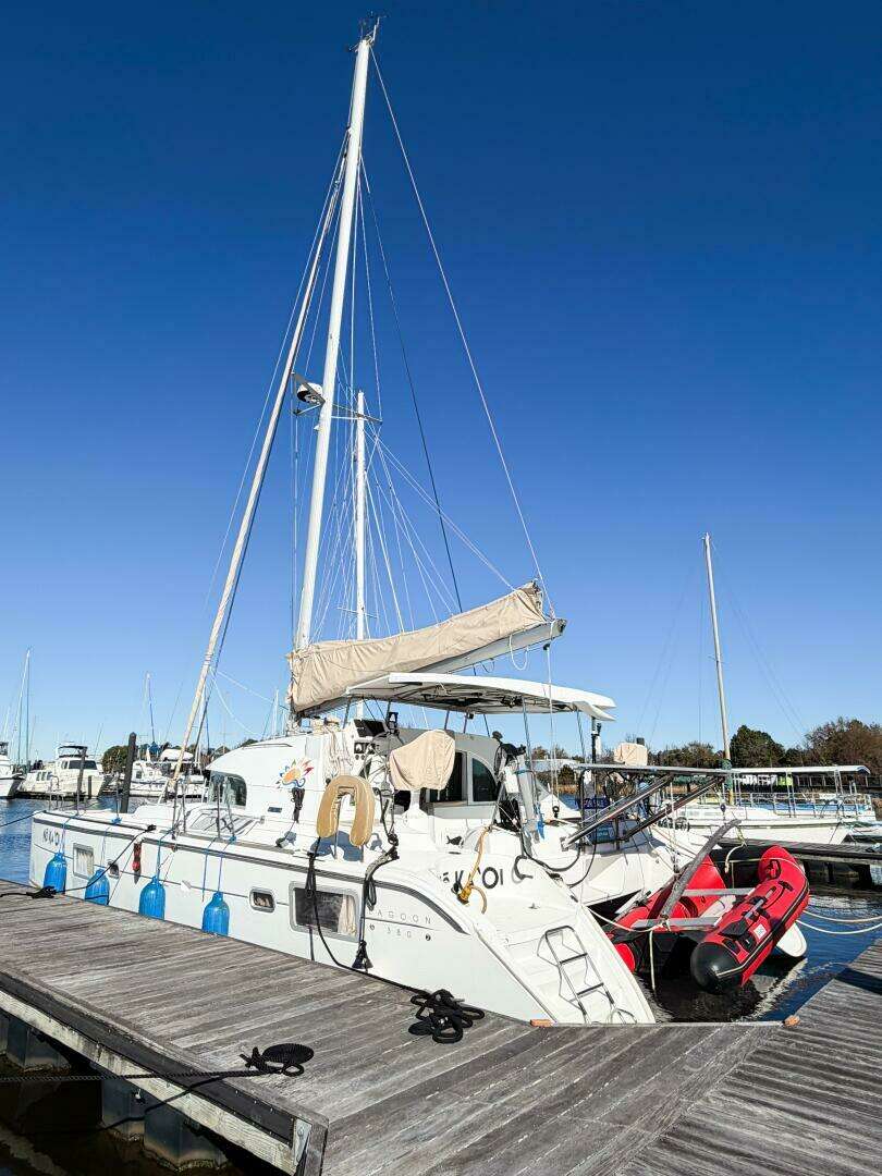 2005 Lagoon 380S - Image 6