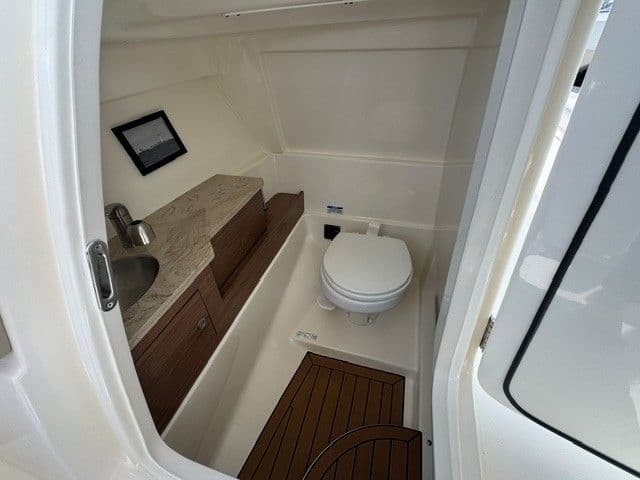 2022 Boston Whaler 280 Vantage - 20