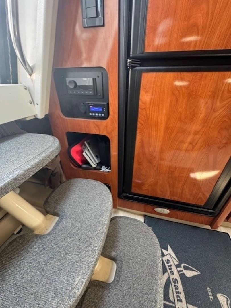 2006 Larson 370 Cabrio - Image 13