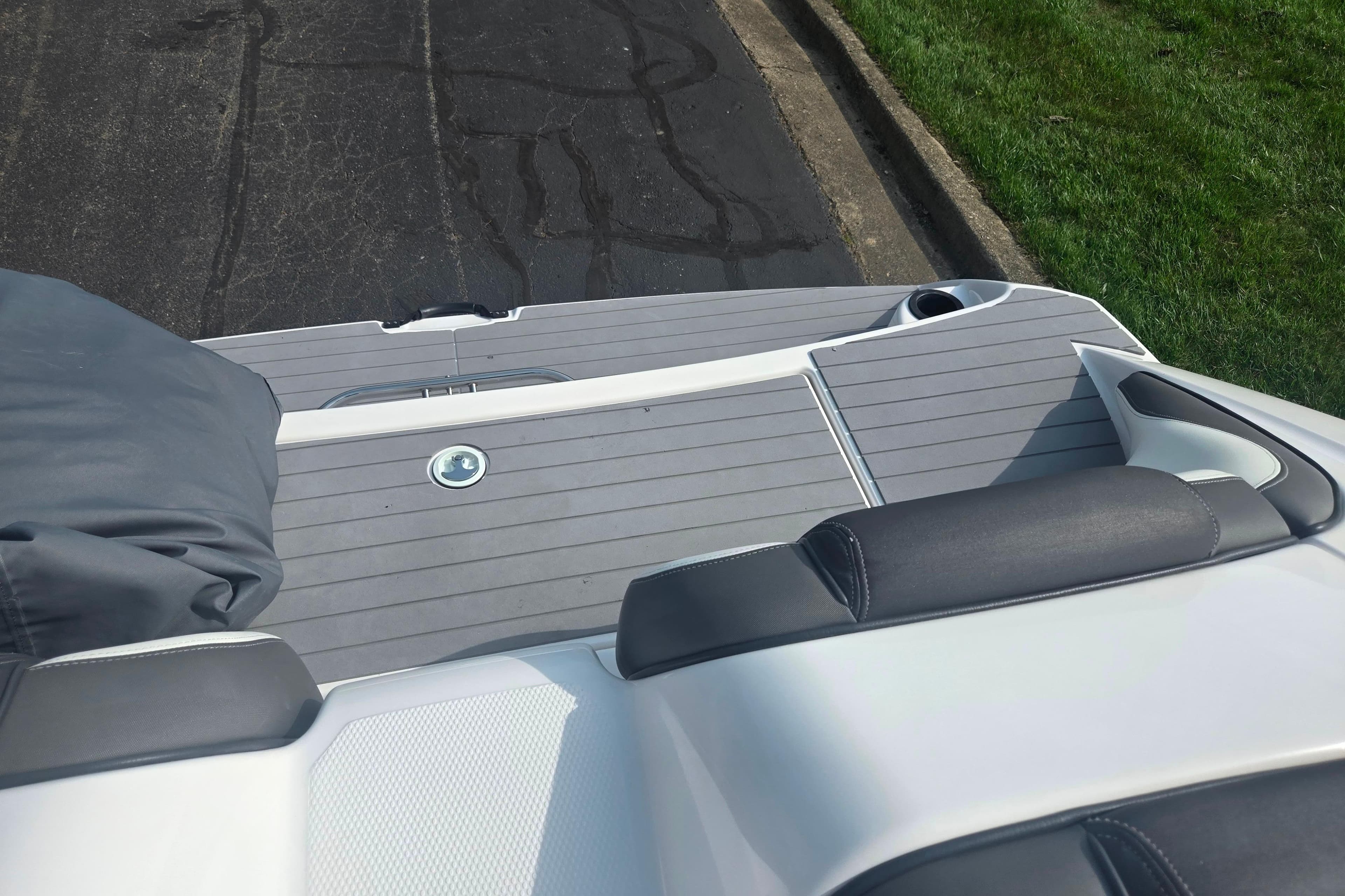 2022 Yamaha AR210 boat deck with cushioned seating and sleek design.