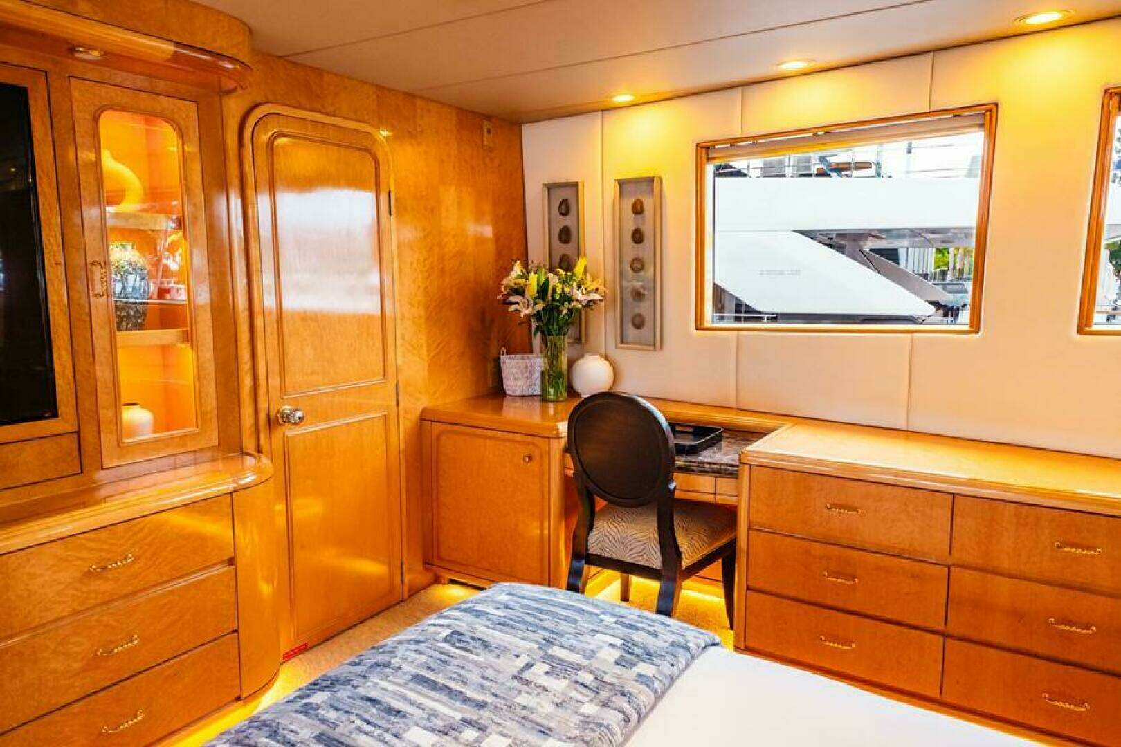 1995 Hatteras Flybridge Motor Yacht - Image 15