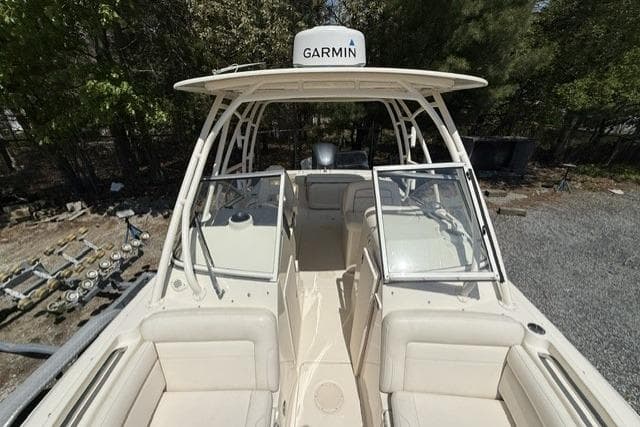 2017 Grady-White Freedom 235 boat with Garmin radar, featuring spacious seating and dual consoles.