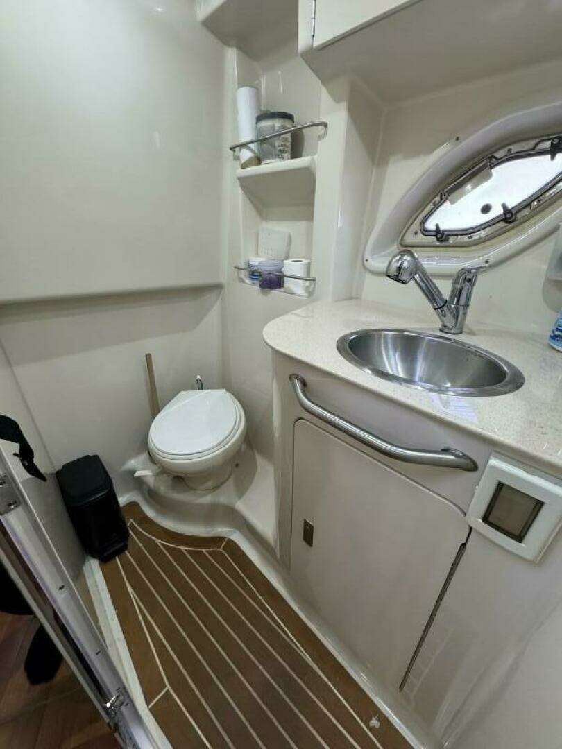 2011 Sea Ray 330 Sundancer - Image 22