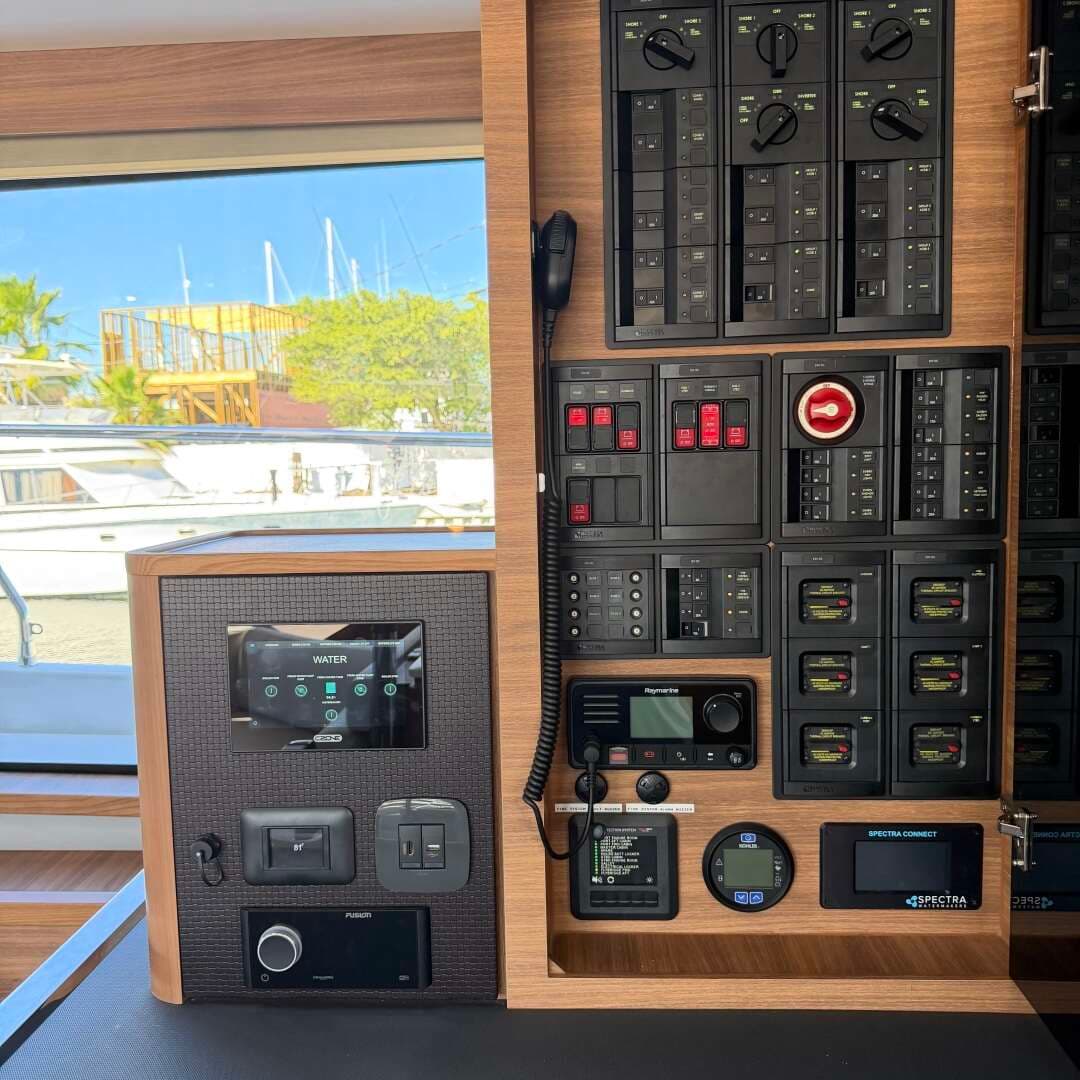 2025 Aquila 54 ENCLOSED BRIDGE - Image 36