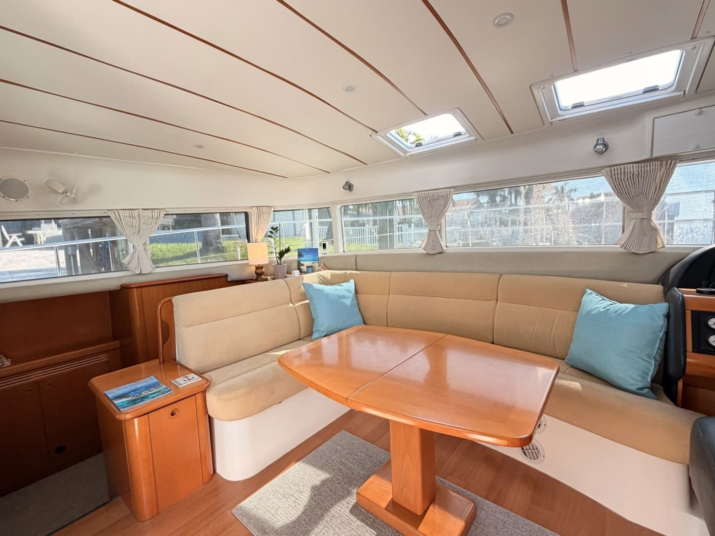 2005 Lagoon Power 43 - Image 23