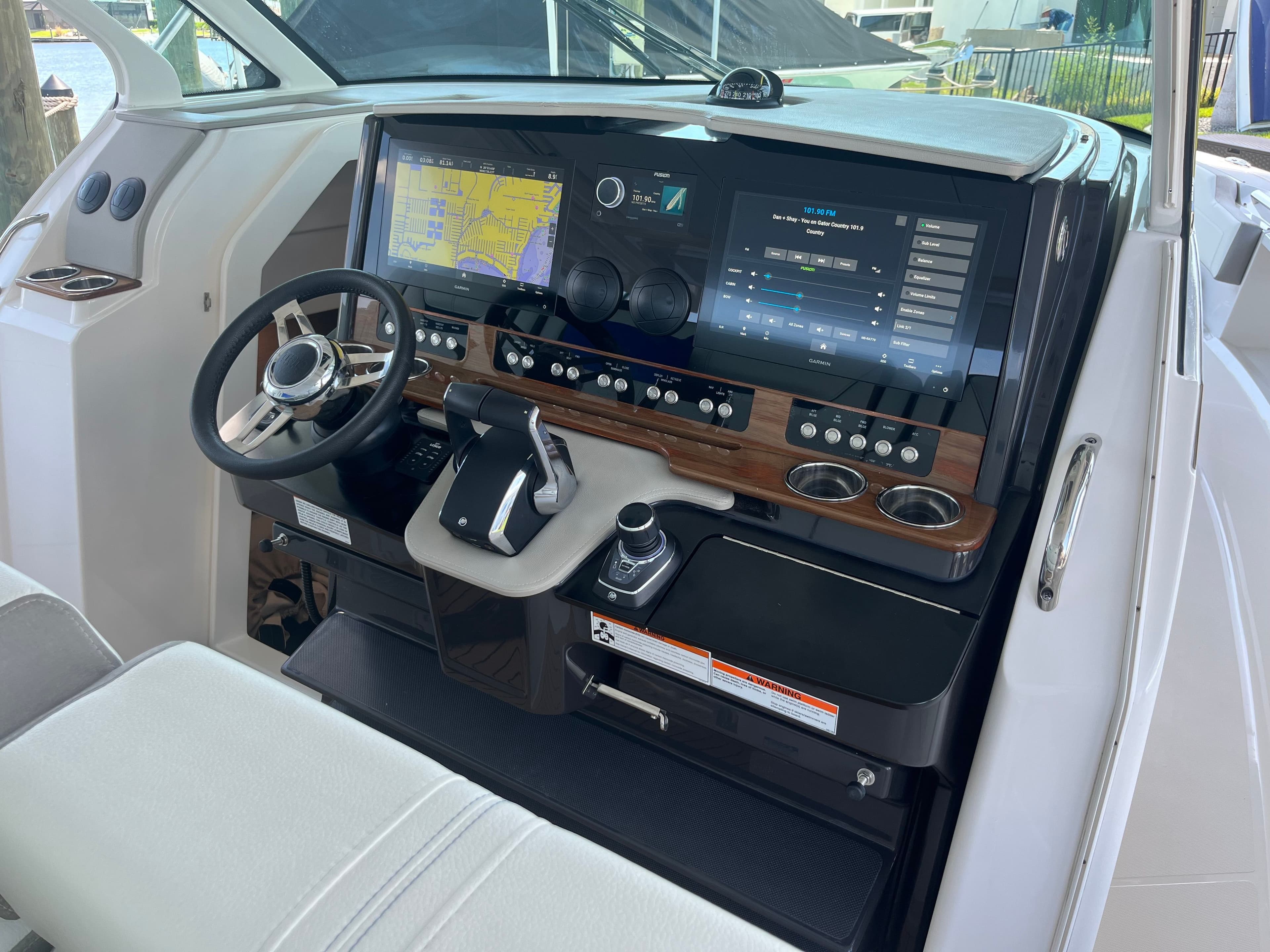 2022 TIARA YACHTS 43 LS - Image 23