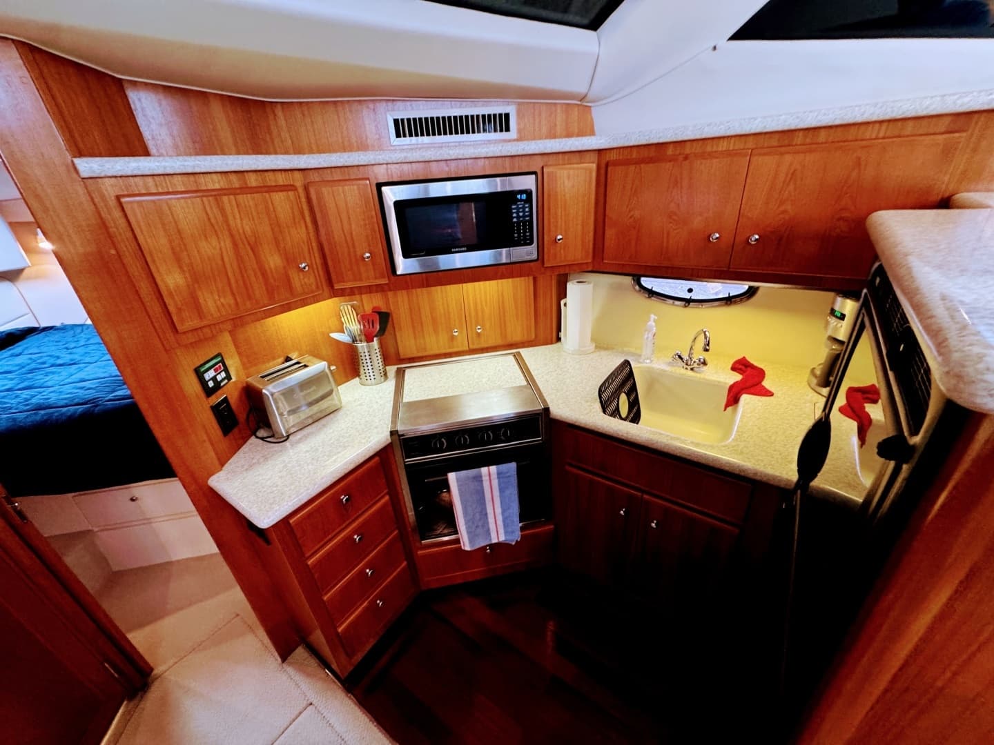 1999 Carver 406 Aft Cabin Motor Yacht - Image 36
