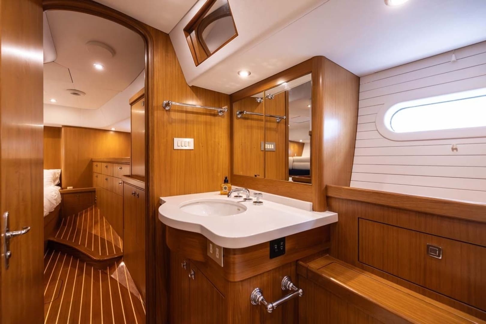 1999 Admiral Marine Center Cockpit - Image 15