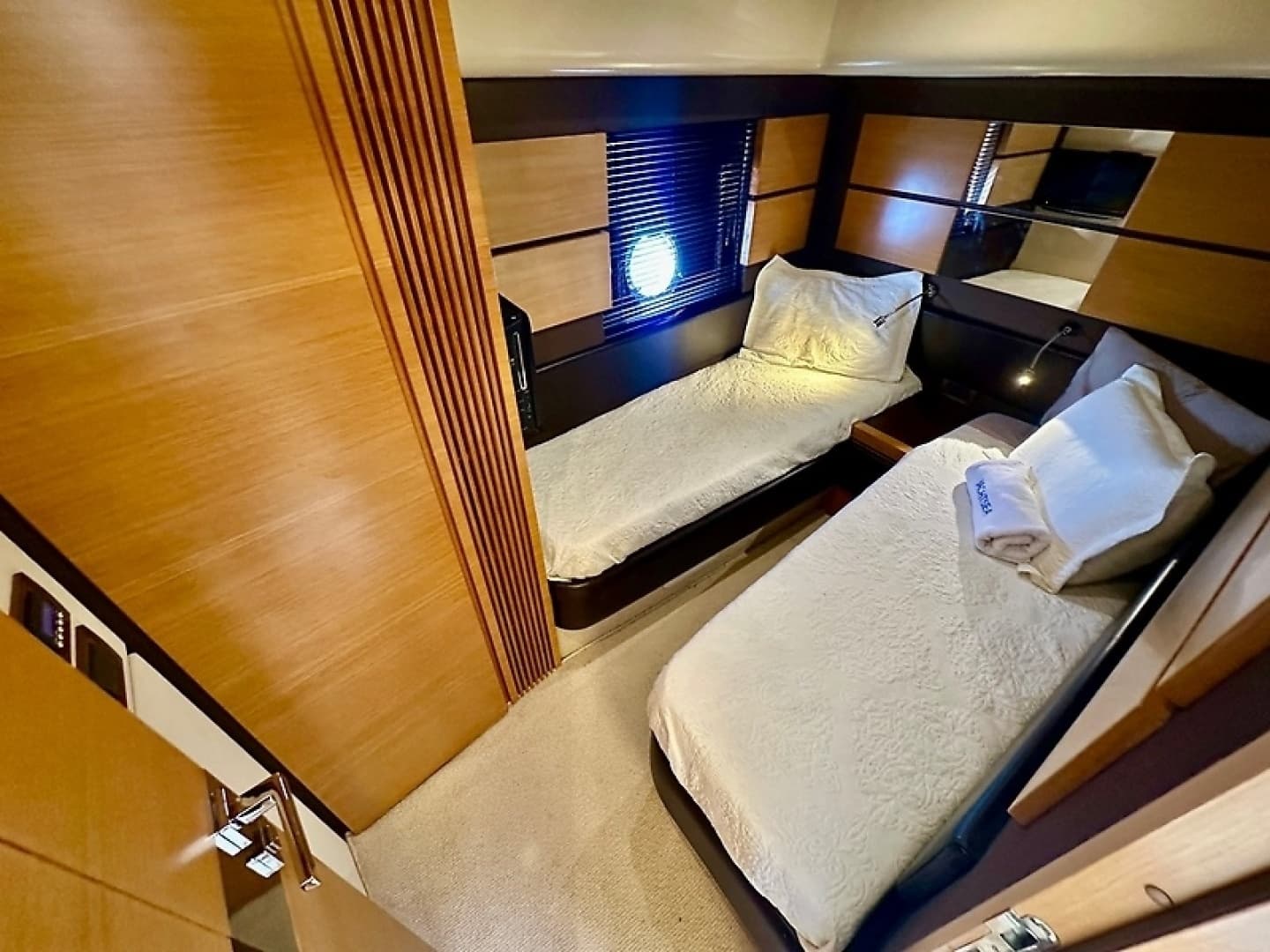 2011 Azimut FlyBridge - Image 28