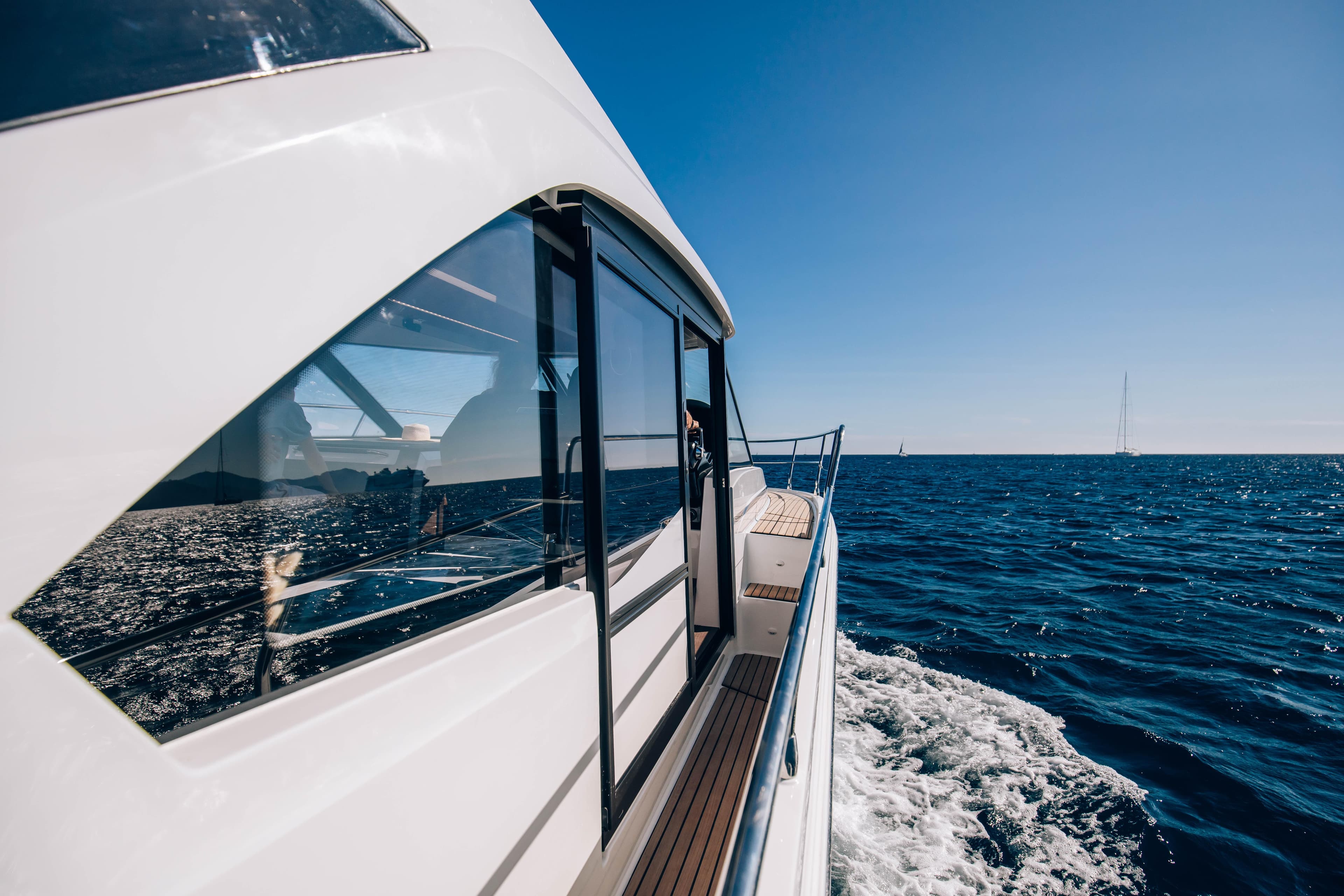 Beneteau Antares 12 Coupe 2026 cruising on open sea under sunny skies.