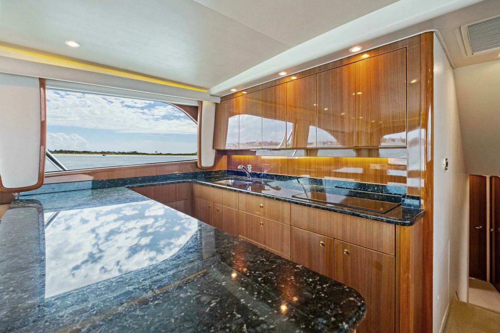 2006 Viking 56 Convertible - Image 8