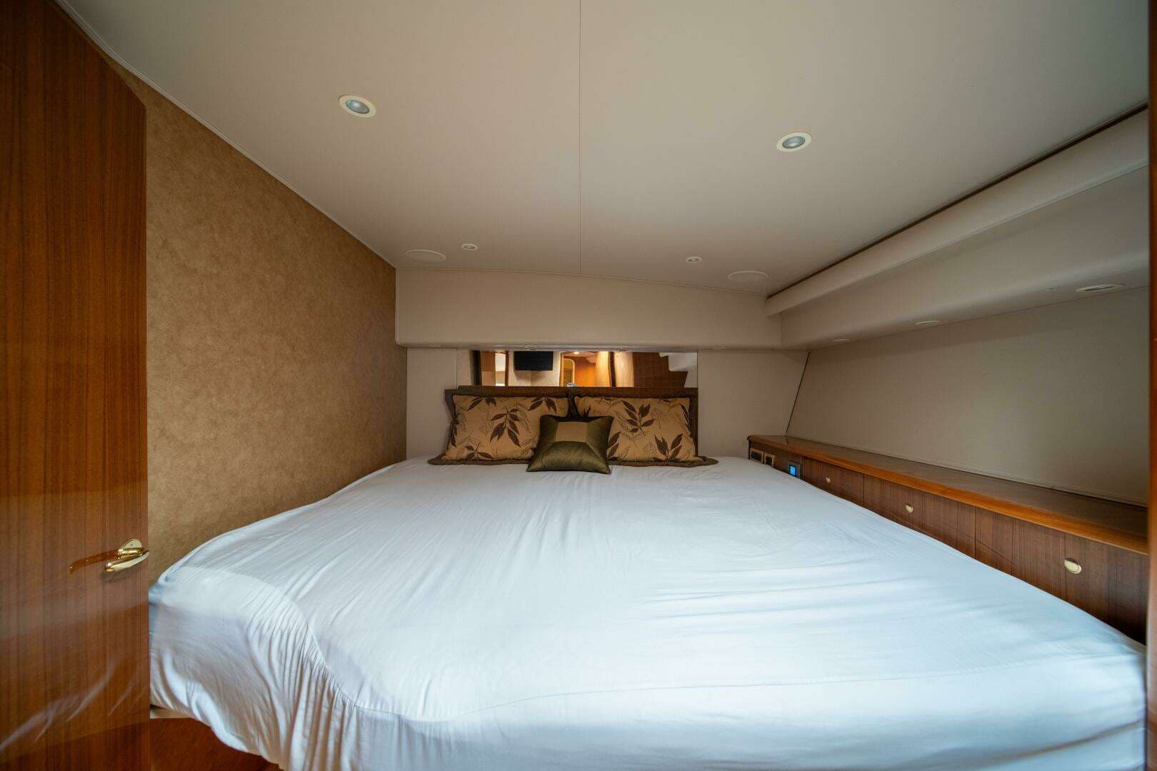 2006 Viking 52 Convertible - Image 22
