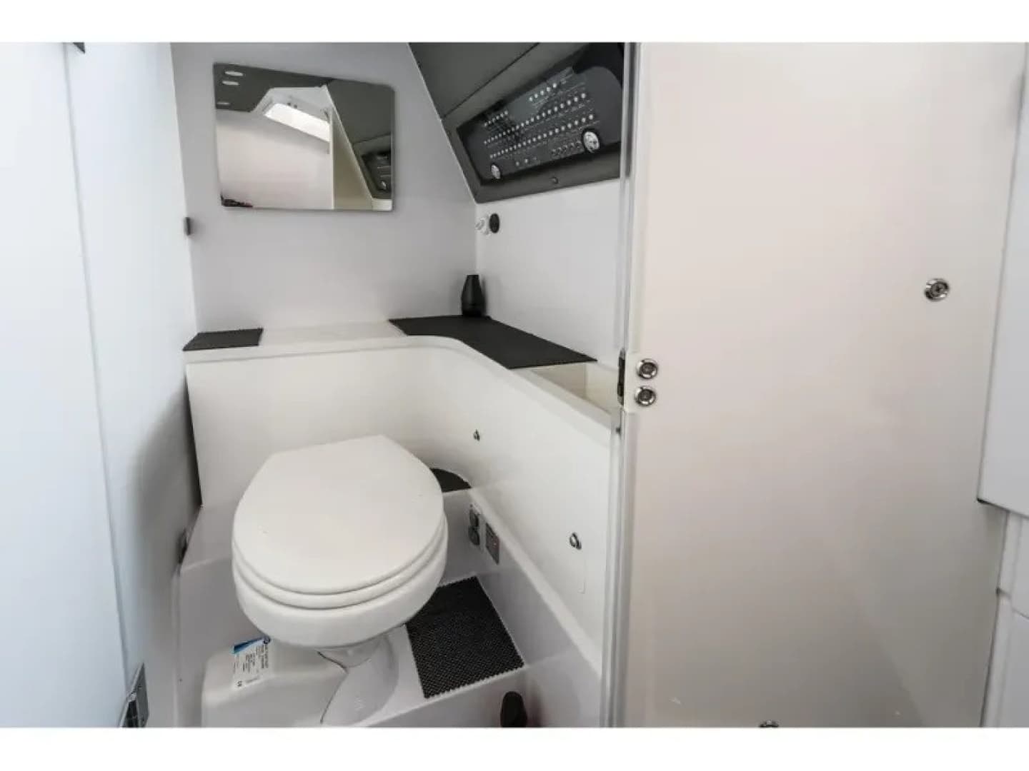 2022 Axopar 37 XC CROSS CABIN - Image 27