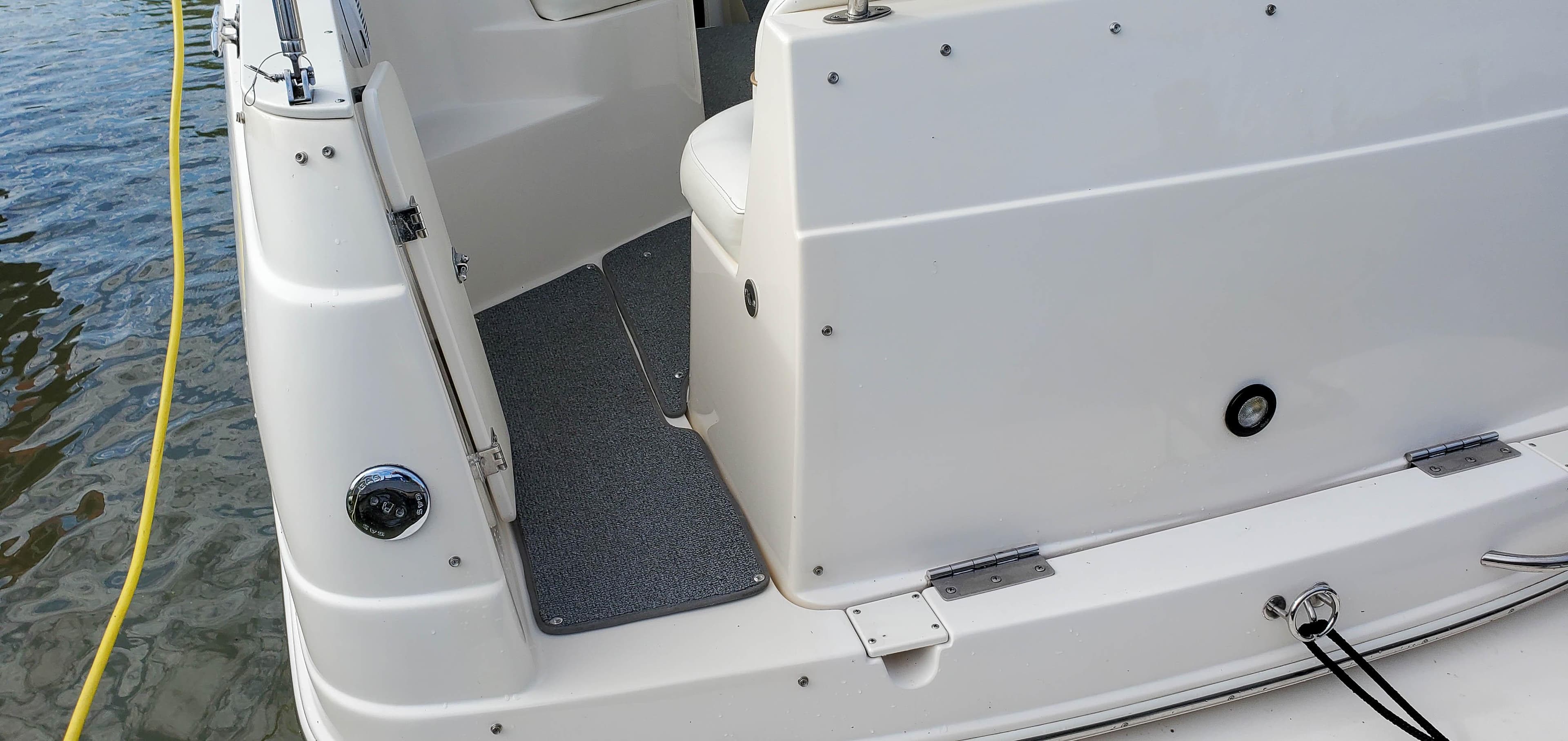 Rinker Fiesta Vee 250 boat rear, 2003 model, on water.