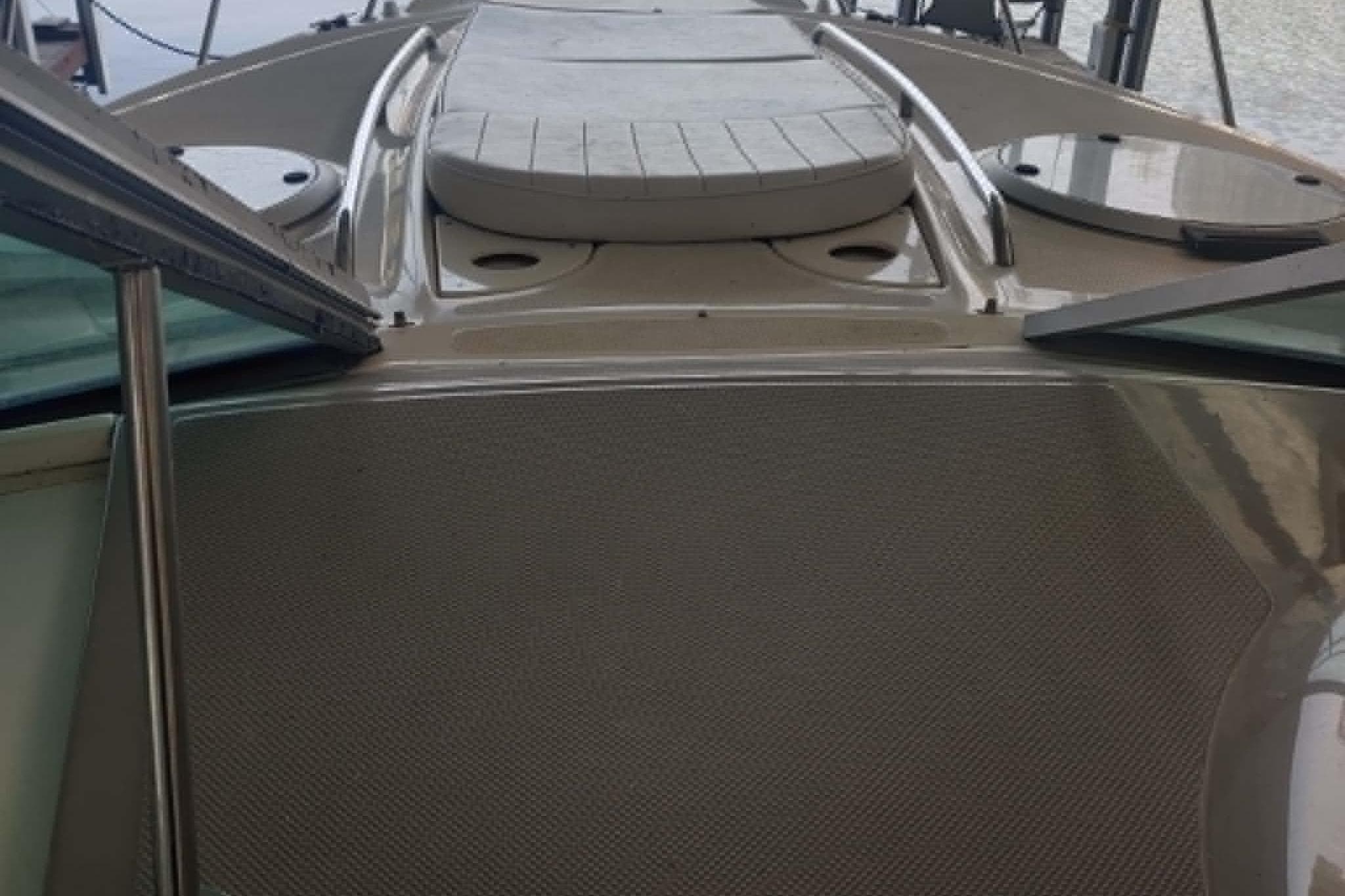 2001 Maxum 3300 SCR boat deck with cushioned seating and sleek design.