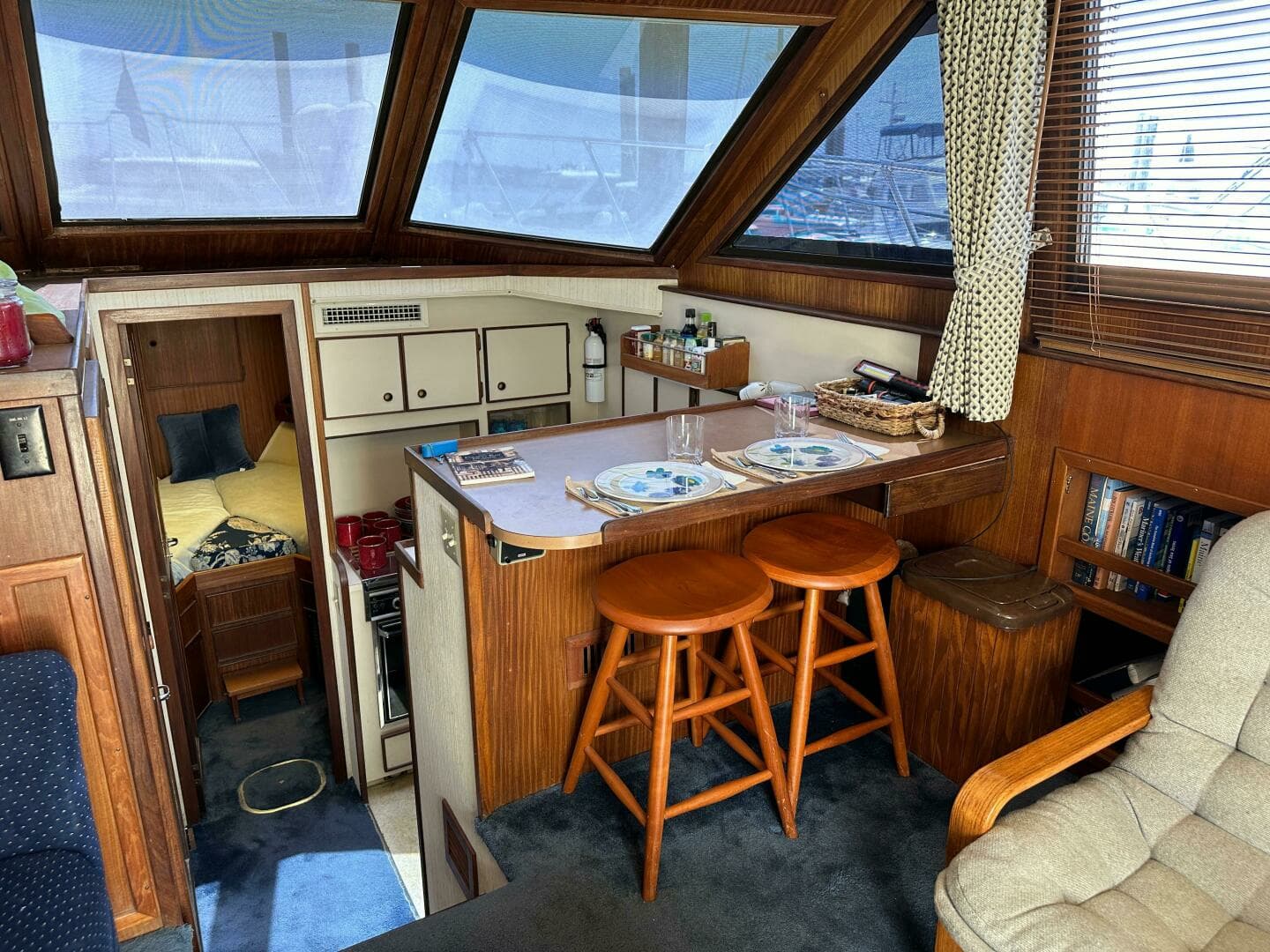 1985 Hatteras 36 Convertible - Image 5