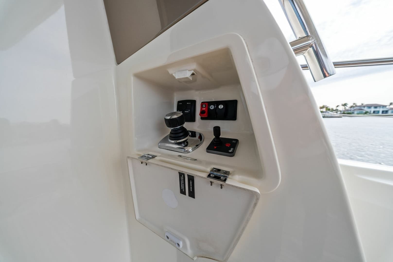 2015 Prestige 550 - Image 10