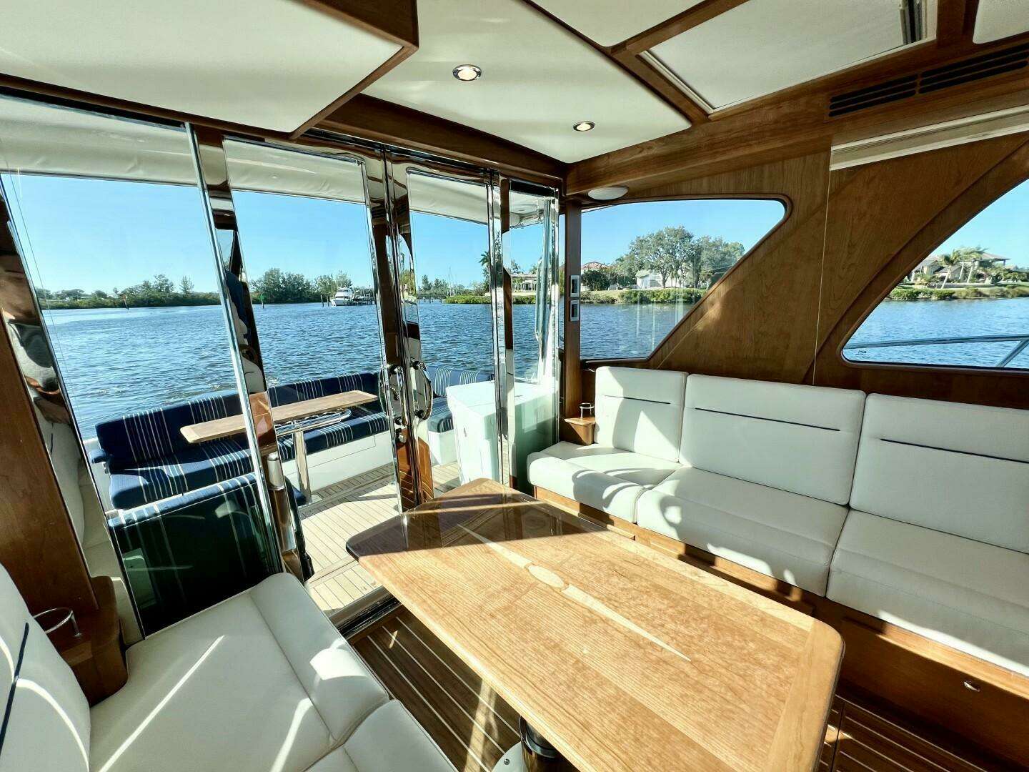 2027 Sabre 43 Salon Express - Image 9