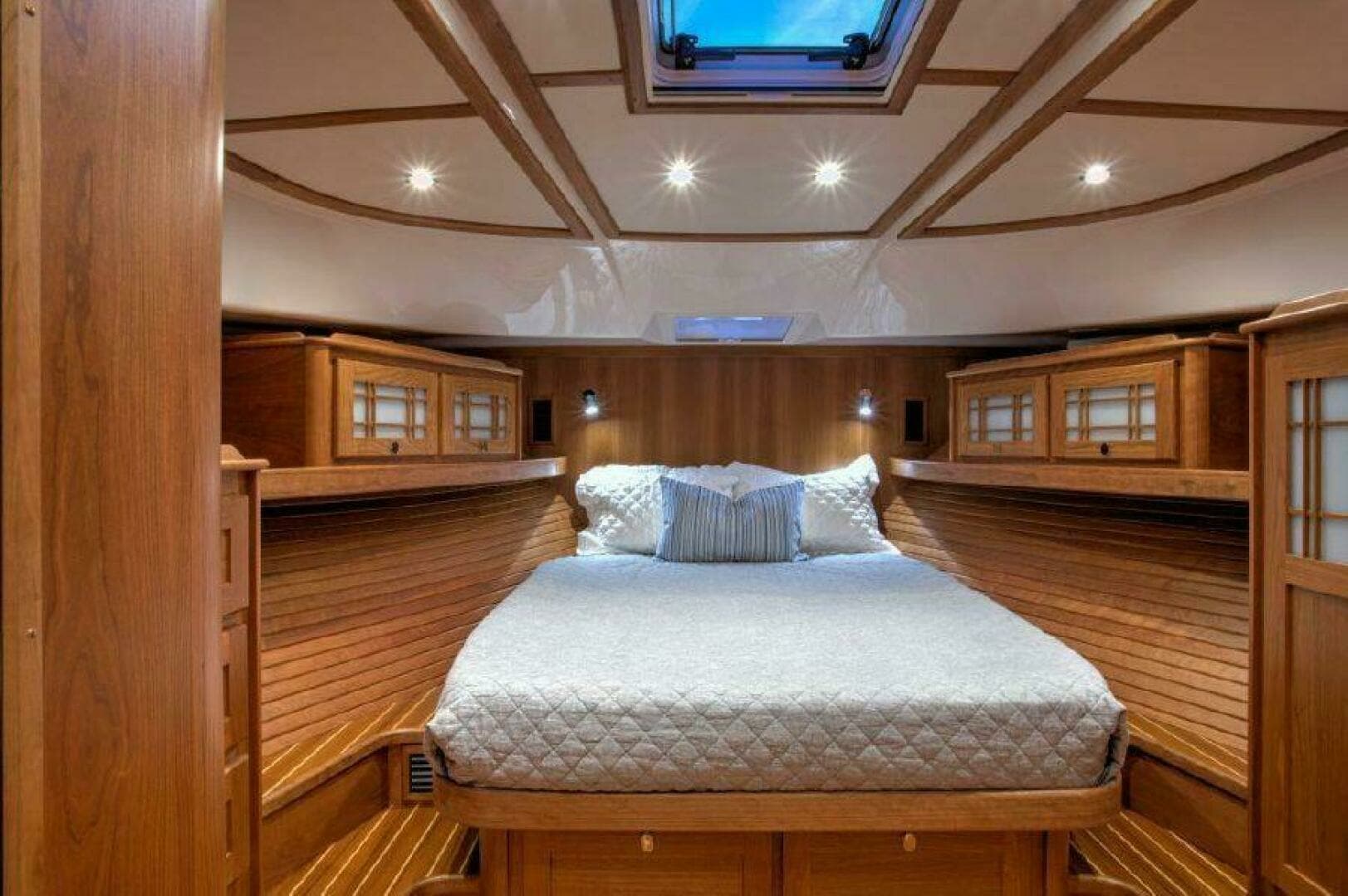 2027 Sabre 58 Salon Express - Image 10