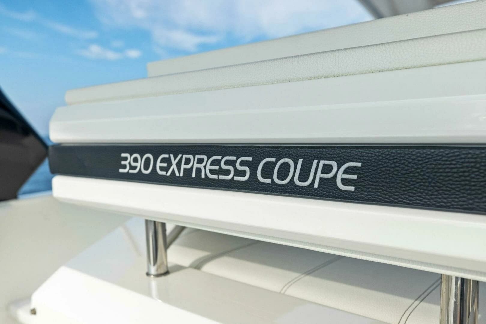 2015 Cruisers Yachts 390 Express Coupe - Image 13