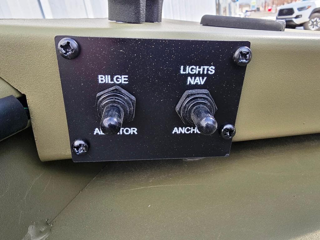 Control panel bilge pump, livewell aerator & navigation light switches.