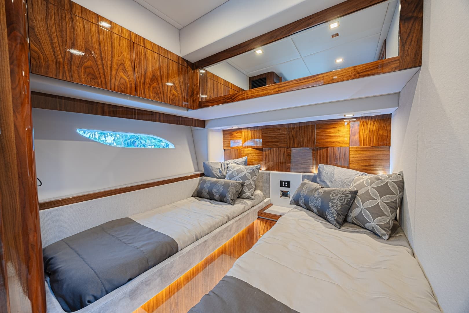 2021 Riviera 6000 Motor Yacht - Image 12
