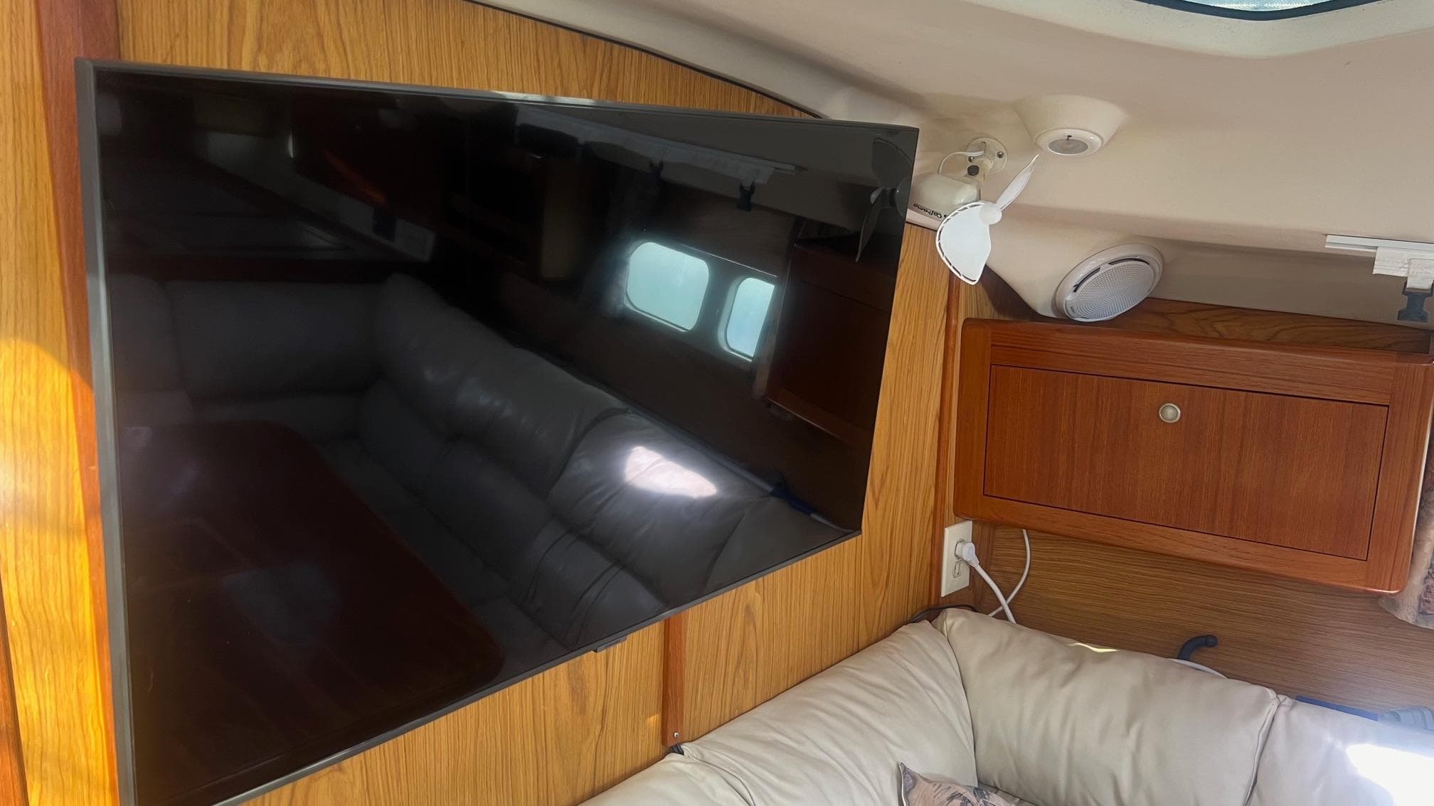 Interior of 2000 Hunter 410 yacht with TV and comfortable seating.