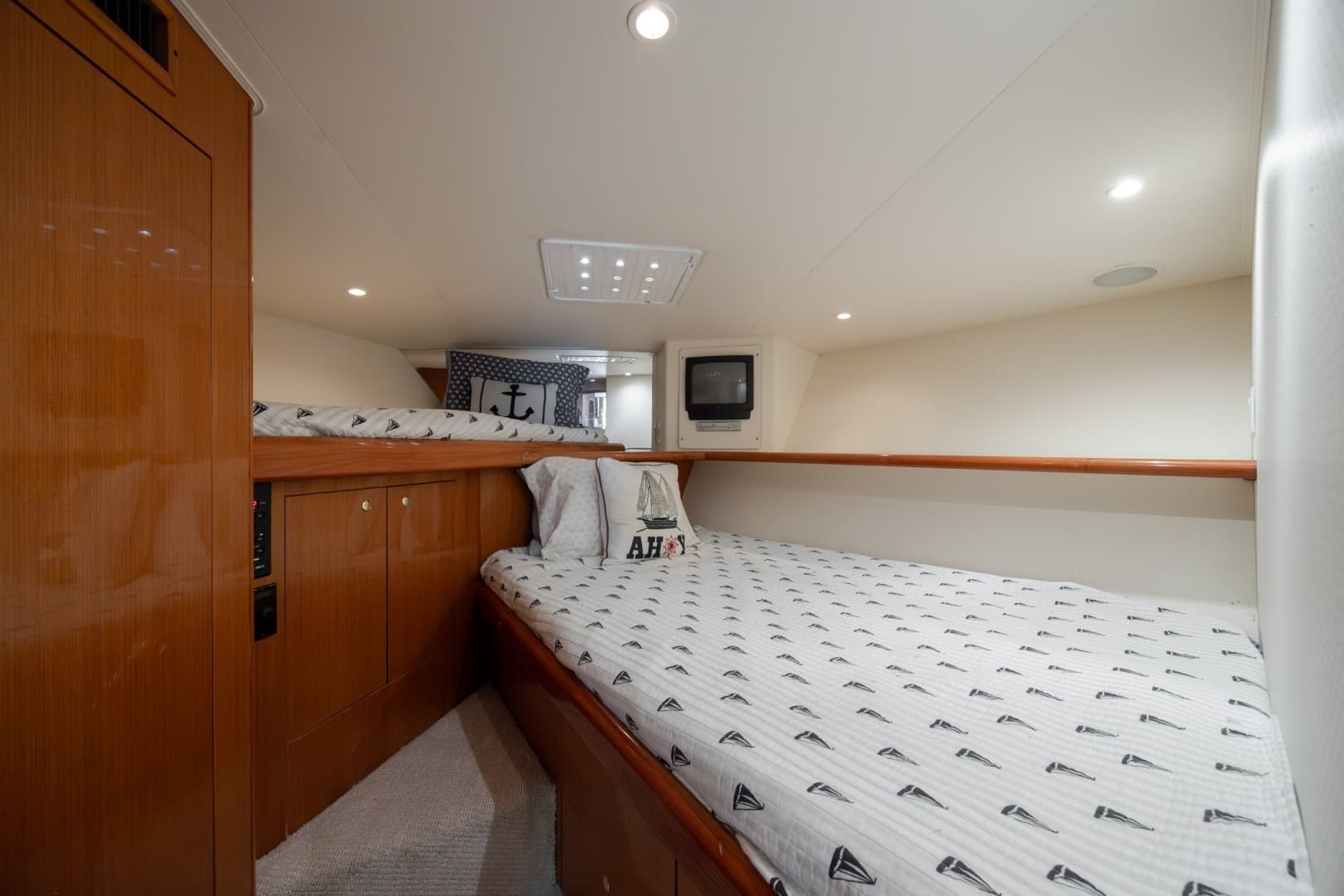 2000 Viking 55 Convertible - Image 43