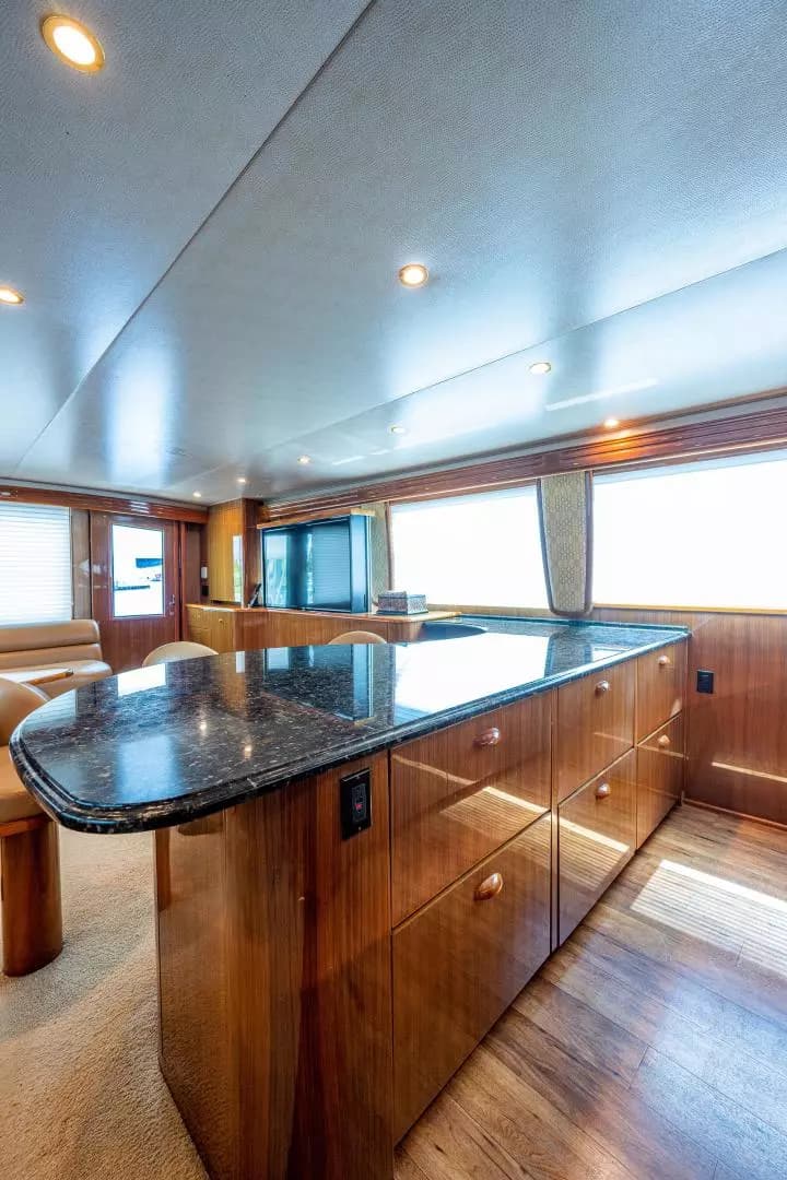 2005 Viking 74 Convertible - Image 9