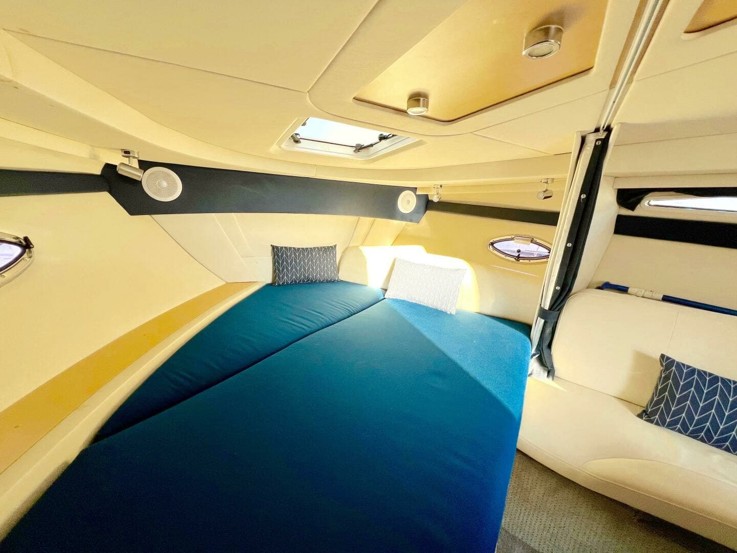 2012 Bayliner 335 - Image 20