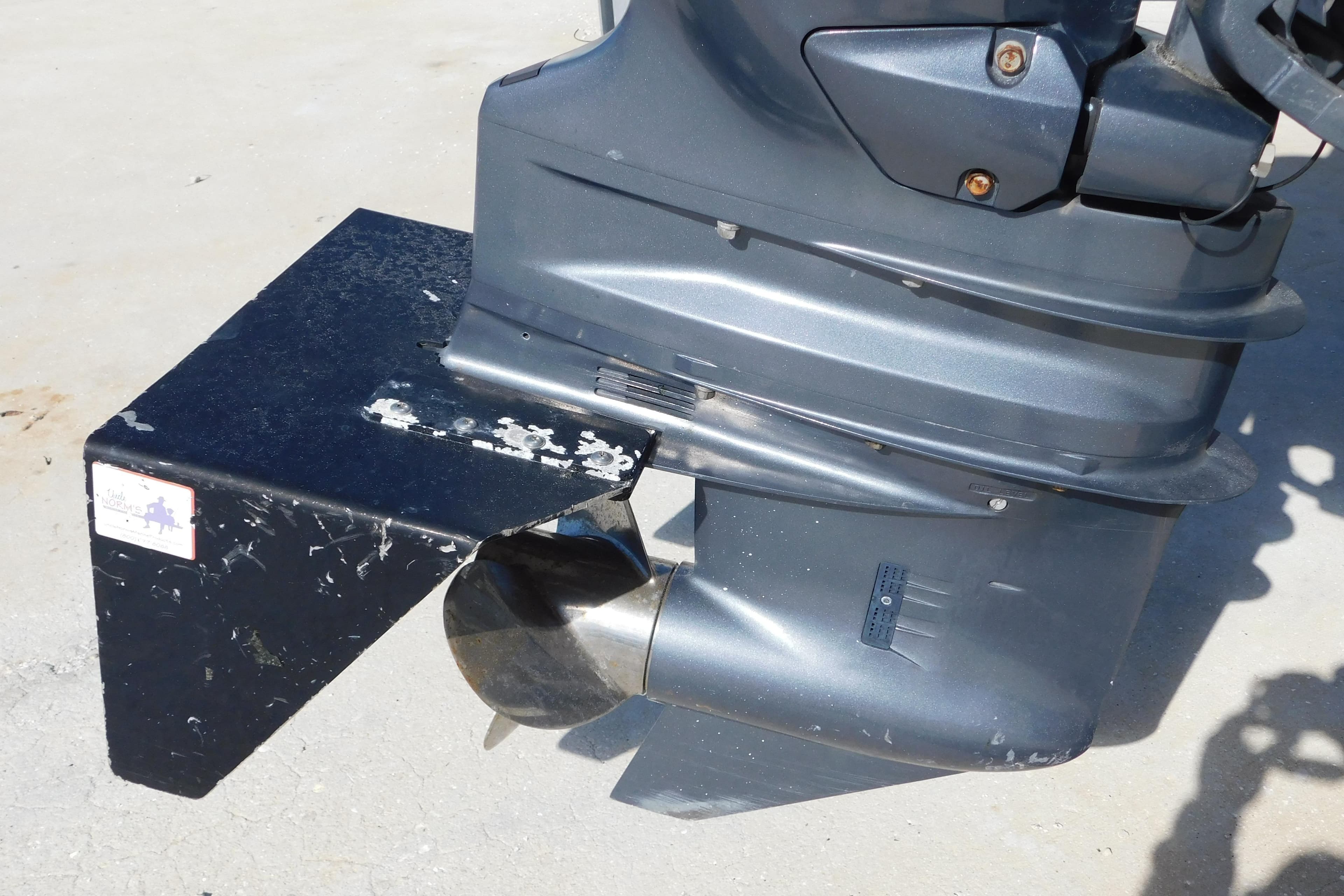 2014 Robalo R207 Dual Console outboard motor and propeller close-up.