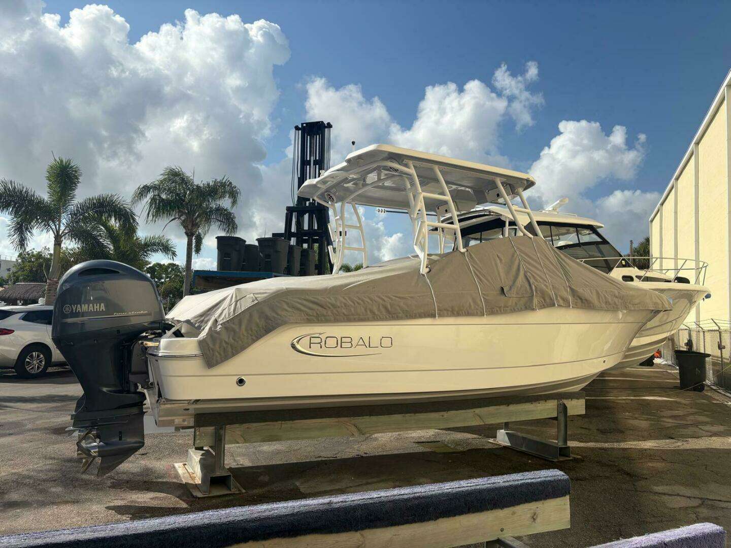 2021 Robalo R247 Dual Console - Image 5