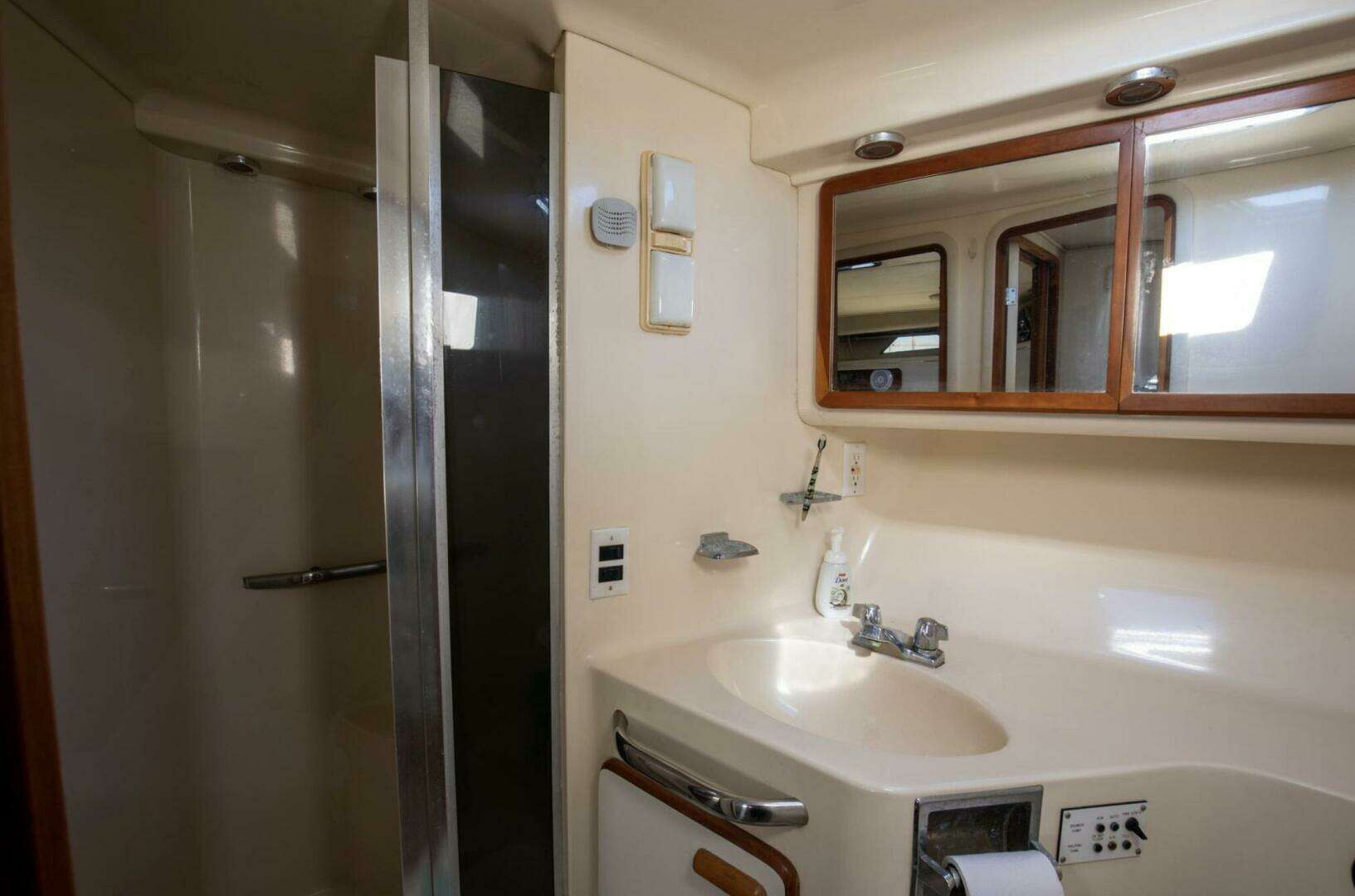 1990 Sea Ray 420 Sundancer - Image 32