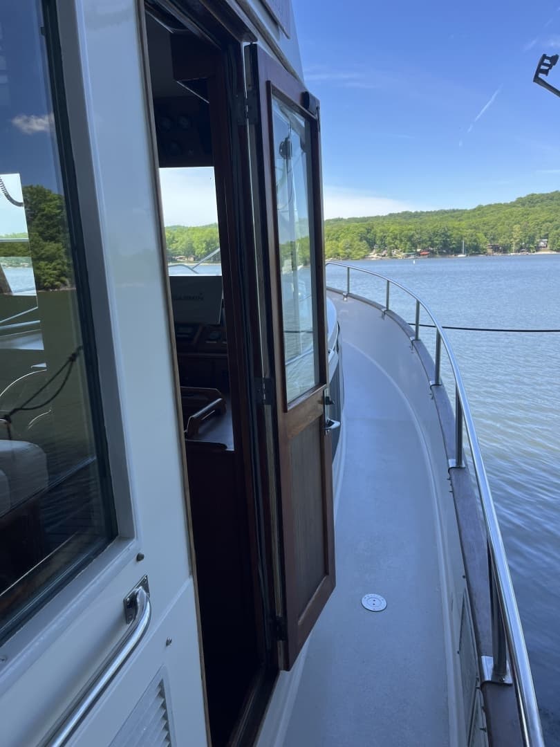 1987 Grand Banks 49 Motor Yacht - Image 9