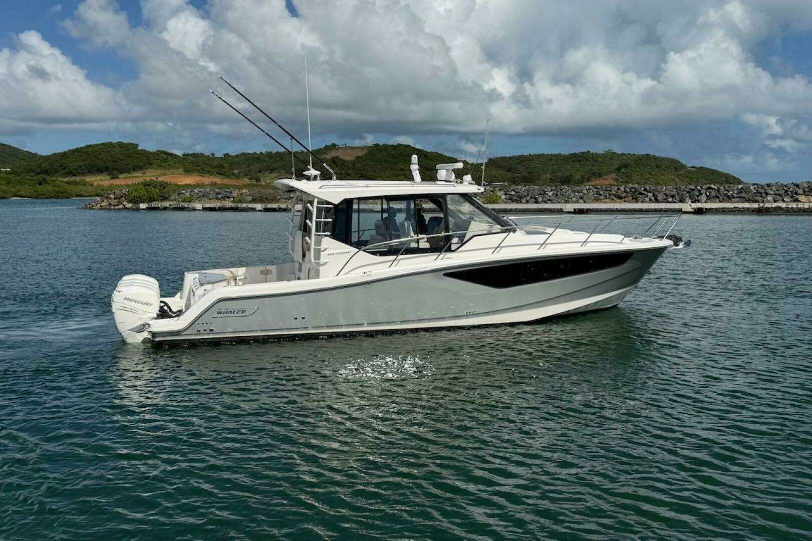 2021 Boston Whaler 405 Conquest - Image 3