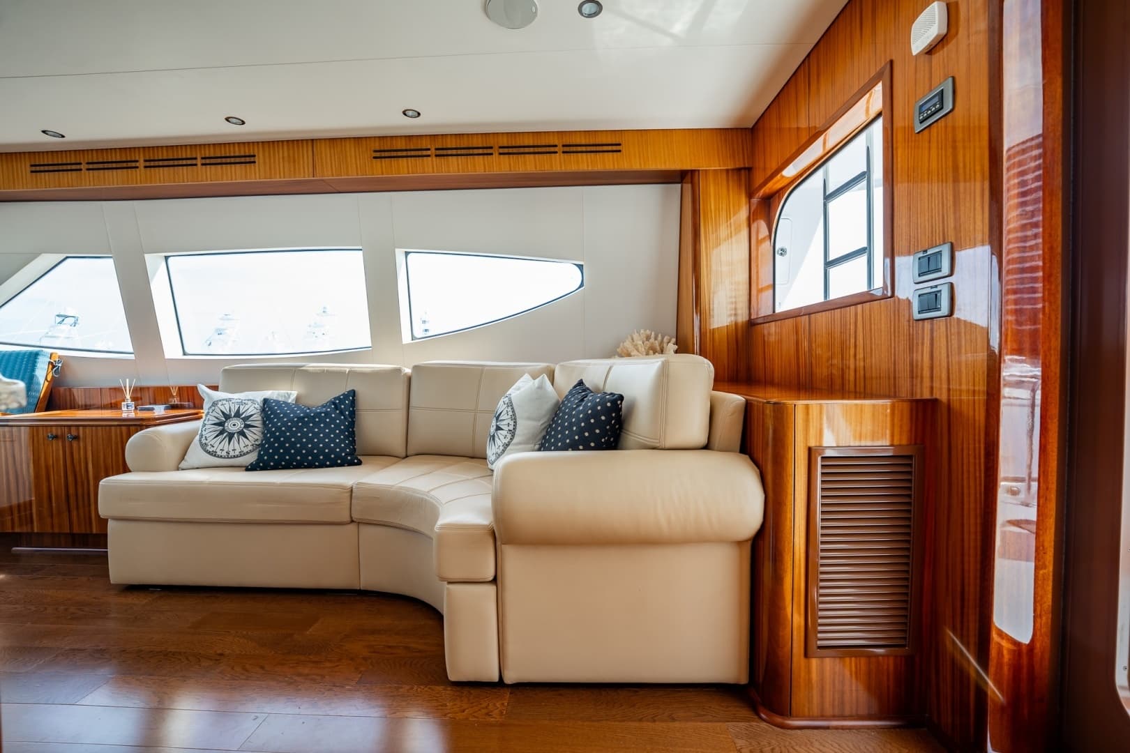 2012 Hatteras — - Image 4