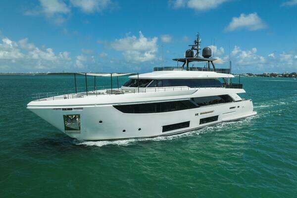 2023 Custom Line 33 Navetta