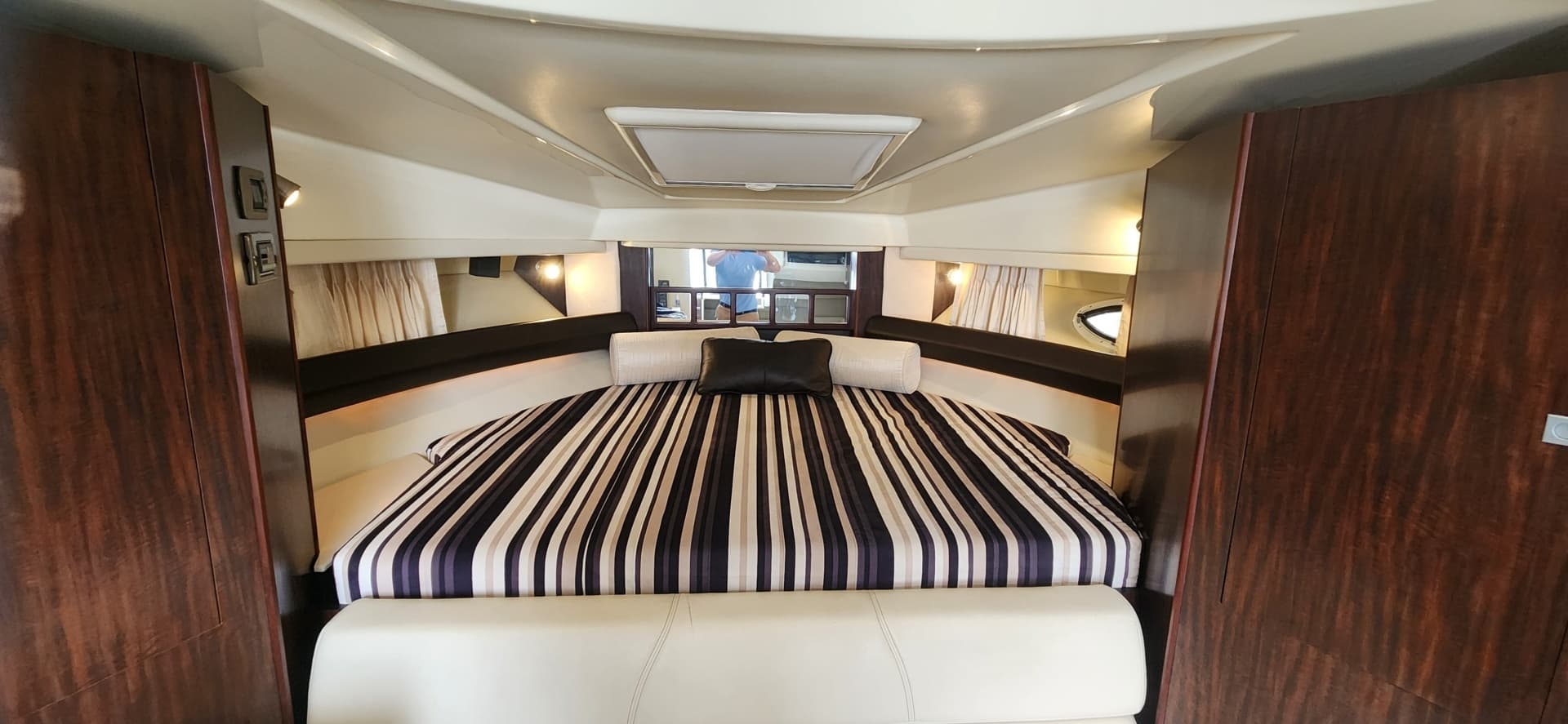 2015 Monterey 335 Sport Yacht - Image 10