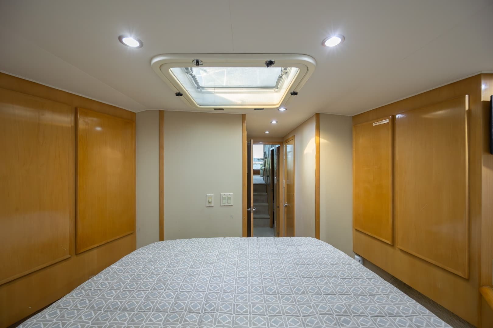 2000 Hatteras 50 Convertible - Image 25