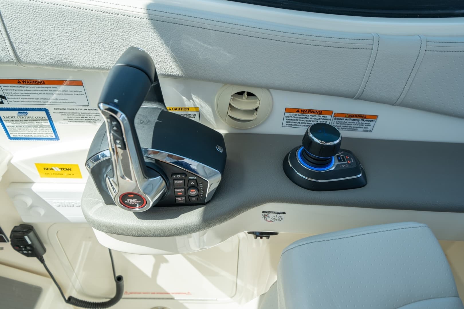 2021 Sea Ray 320 Sundancer - Image 24
